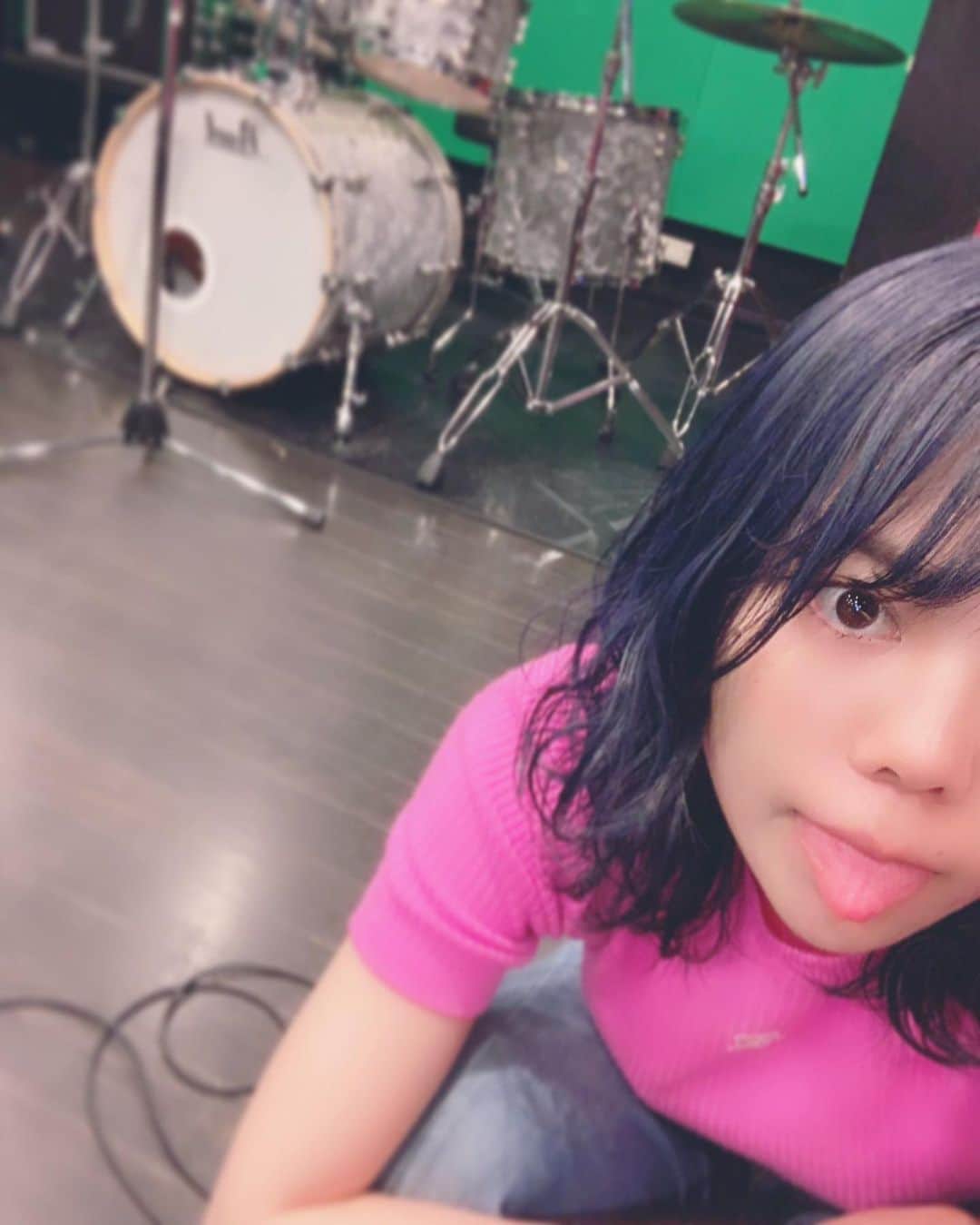 菅原紗由理のインスタグラム：「ブルーにしたぁ✌🏻( ◠‿◠ )✌🏻🦋 我染了头发蓝色〜你看怎么样？😜 ​​​#THESxPLAY #菅原紗由理 #0608 #rayark #rayarkwonderland  #zeppdivercity #出演します」