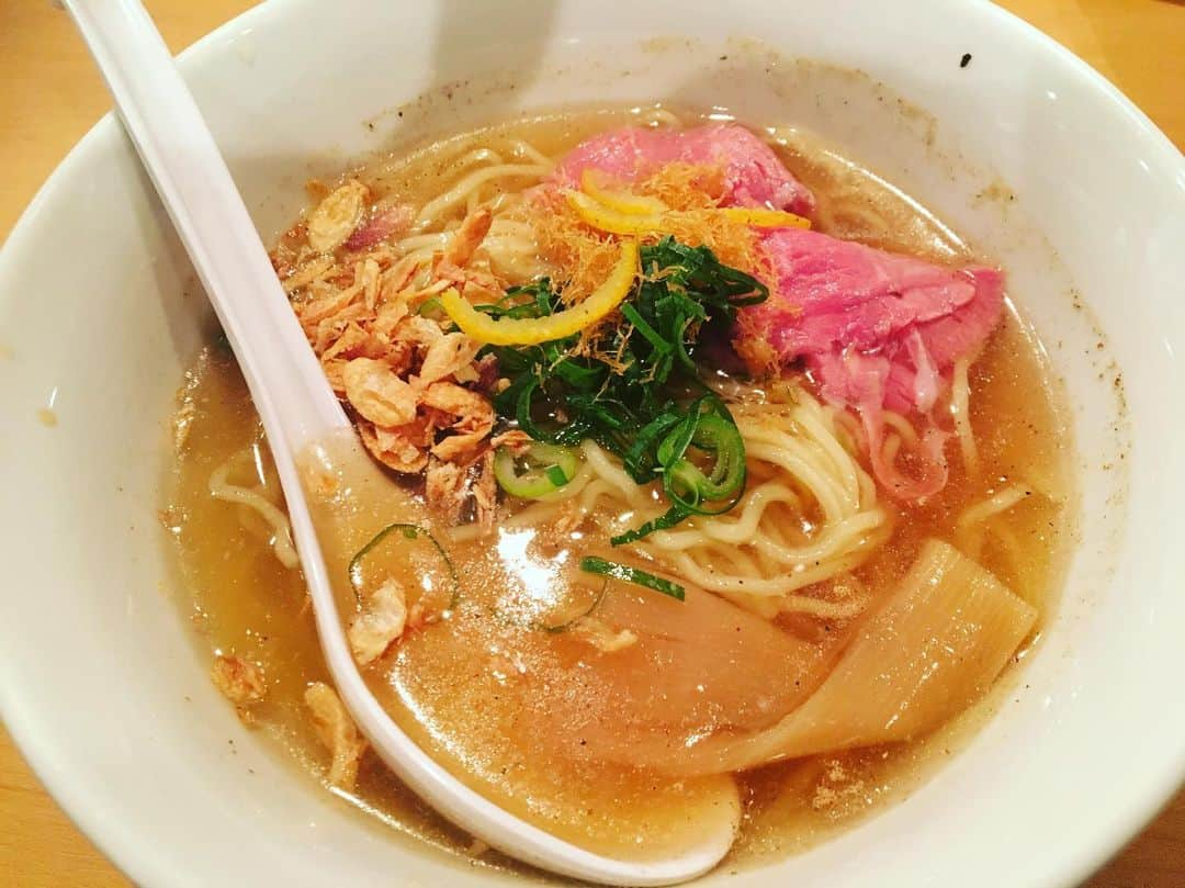 やまだひさしさんのインスタグラム写真 - (やまだひさしInstagram)「冷やし鬼塩ラーメン。 出汁のパンチが効いてるー！ 美味い美味い。 HEY!たくちゃんの店はいつも雰囲気も良くて素晴らしい。 今日は急遽生配信乱入ということでメニューにないフライドポテトまで出してもらったのですが、 レギュラー化希望の絶品でした。 #やまだひさし #ラジオ #DJ #グルメ #ノマド #帰国中 #ラーメン #大好き #渋谷 #鬼塩 #へいたくちゃん #ありがとう」6月1日 22時54分 - yamadamic