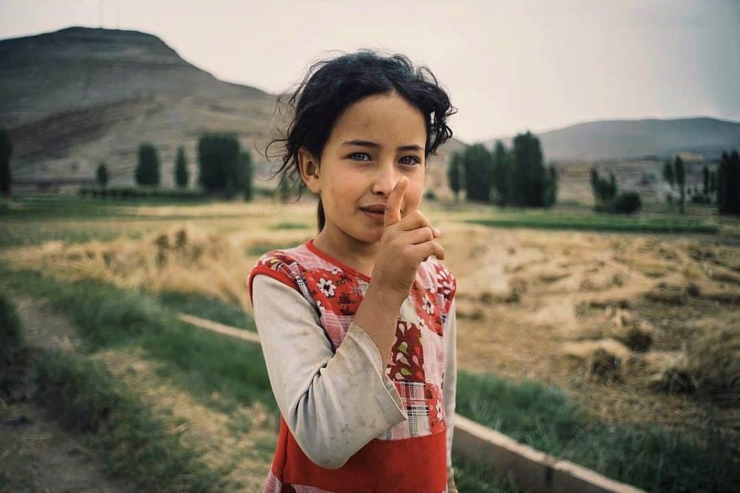 のインスタグラム：「A young farmer's daughter signals to photographer Ben Kutchins (@benkutchins) that he should keep quiet as he shoots her portrait. This wonderful moment was captured in the Atlas Mountains of Morocco with the Leica M6 and a 35mm lens. Discover the timelessness of the Leica M-System for yourself via the link in bio.  #LeicaCamera #Leica #🔴📷 #Leicagram #LeicaM #LeicaM6 #TheLeicaLook #LeicaWorld #Leica_Club #LeicaSociety #LeicaPhoto #ShootLeicaPro #travelphotography #streetphoto #reportage #reportagespotlight #Morocco #streetportrait #life_is_street」
