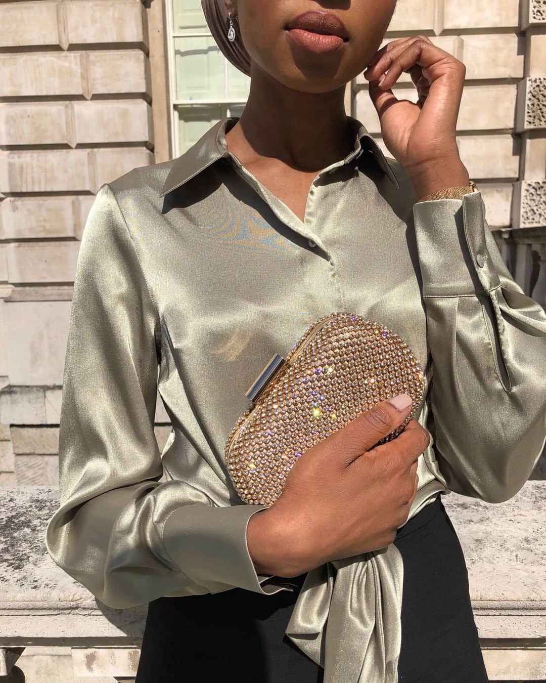 アクセサライズのインスタグラム：「Consider your Saturday evening look complete. Whatever the occasion, this diamante embellished clutch bag is sure to sparkle all night long. ✨ 📷 @aishaibrahimxv  Tap the link in the bio to shop now.  #Accessorize」