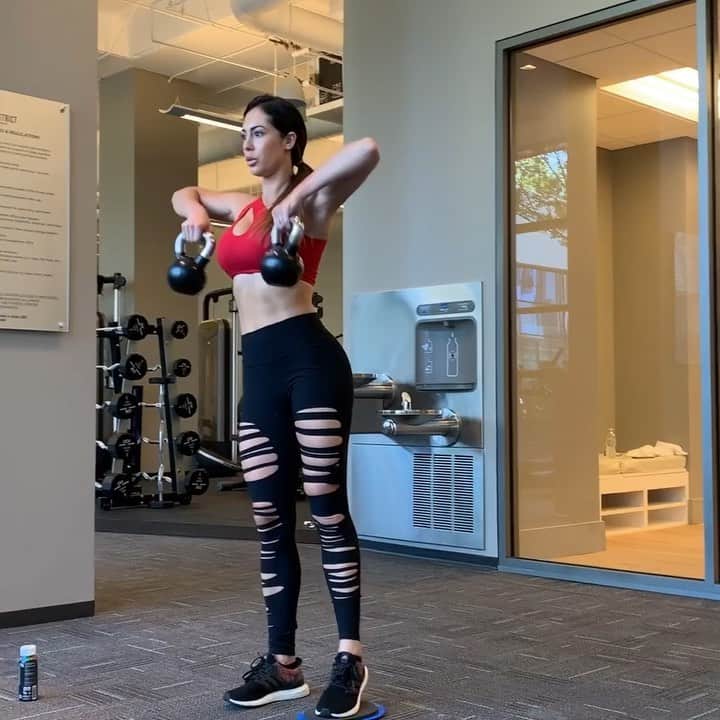 ホープ・ビールのインスタグラム：「This series is way harder than it looks! The first one killed my inner thighs. Your welcome . Squat jumps with sliders . Side lunge up right row . Reverse lunge with overhead press . Fueled by @Redline_Energy #BlackDiamond fully dosed with 20,177mg of active ingredients for muscle building! - Follow the Inventor of #RedlineEnergy @BangEnergy.CEO  #BangEnergy  #EnergyDrink #Redline #vpxsports」