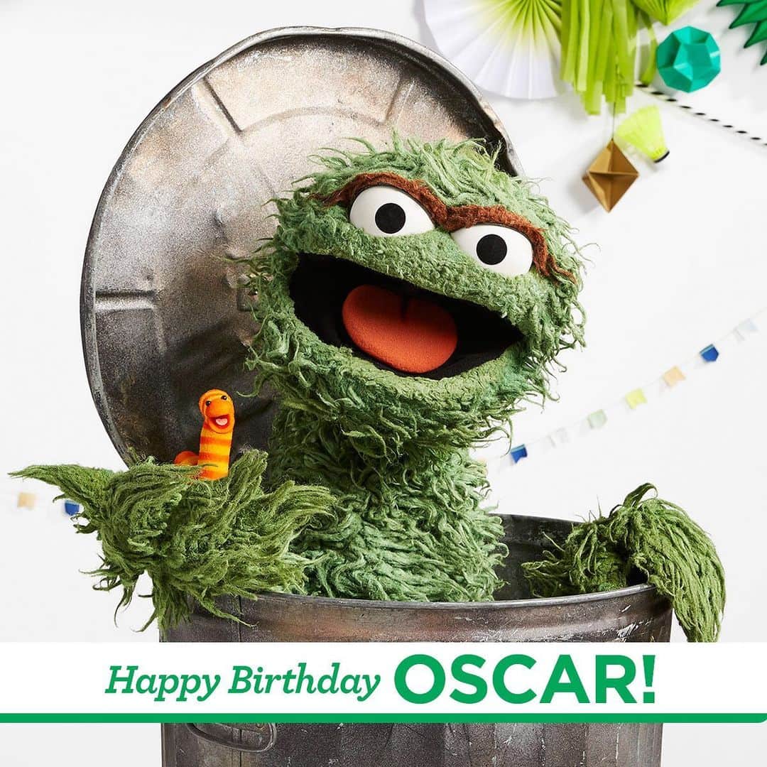 Hasbroさんのインスタグラム写真 - (HasbroInstagram)「Wishing our friend Oscar the Grouch a not-so-happy, rotten, trash-filled birthday! @sesamestreet #HappyBirthdayOscar」6月1日 23時02分 - hasbro