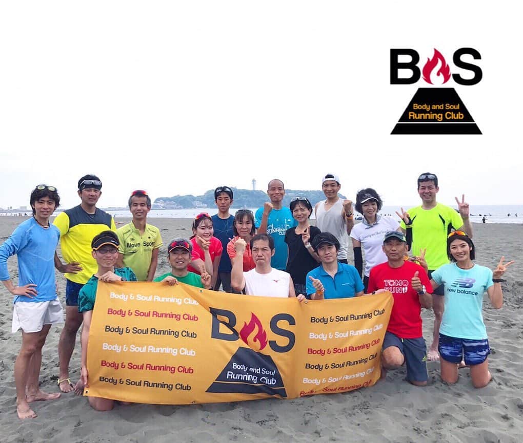 西谷綾子のインスタグラム：「✴︎ BaSRC🔥 ビーチラン🏖 想像以上にキツかったねー👏😂 ・(ビーチラン動画はストーリーを見てね‼︎) ・ 砂浜だからバランスが崩れやすい。 いろんな動きをして、普段使わない筋肉や神経系を呼び覚まし、パワーではなくテクニックで進むためにはどうしたら良いか全身で体感🐾 足裏の感覚も研ぎ澄まさせてくれる。 ・ 最後のシャトルラン3set。思い通りに動かなくなる身体、負けそうになる気持ち。くぅ〜。😆😆 ・ そして昨夜は6000m+400m🤗 Naotaくんがペンを使いながら、 効率的に走るための身体の動きについてお話後、 実際に動いてみて…🎶😆 ・ それぞれ自分の目標に向かって 粘り強い走りでした🤗 私も追い込んだーー🙈🐾 ・ 6月も地道にコツコツ積み重ねていき 秋冬に繋げましょう💓 http://basrc.spo-sta.com ↑練習会チェック☺️📢 ・ #BaSRC #BodyandSoulRunningClub #鵠沼海岸 #織田フィールド  #6月スタート」