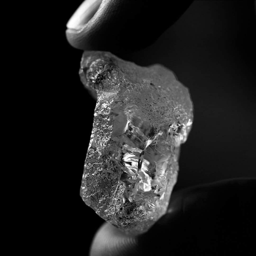 デビッドヤーマンのインスタグラム：「A 💎 in the rough. Here, an uncut 109-carat diamond in its natural state before our master artisans transform it into a brilliant gemstone. #DavidYurman」