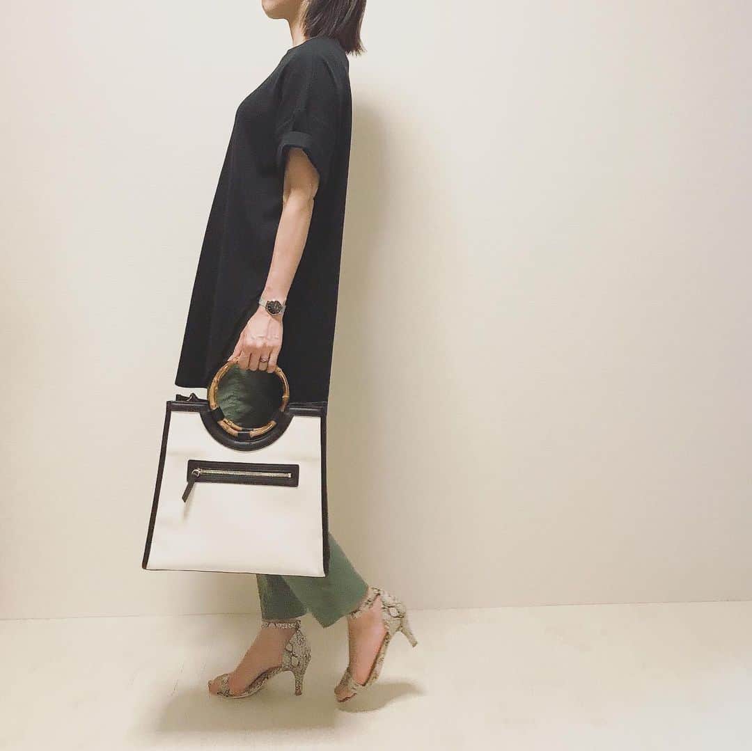 aiaiさんのインスタグラム写真 - (aiaiInstagram)「UNIQLOのベイカーパンツにオーバーサイズTのシンプルコーデ。 Tシャツは@jungle_jungle_jgcollection のです。 コーデの詳細はブログに書いています。 #fashion#outfit#style#coordinate#instagood#ootd#pic#instapic#ファッション #ファッションコーデ  #コーデ#コーディネート#スタイリング#プチプラコーデ#本日のコーデ#大人カジュアル#プチプラ #ベイカーパンツ #カーキコーデ #パンツ #パンプスコーデ #アラフォーコーデ #アラフォーファッション  #40代ファッション#uniqlo #uniqloコーデ #ユニクロ #ユニクロコーデ #tシャツ #tシャツ #オーバーサイズtシャツ」6月1日 23時02分 - saltaiai