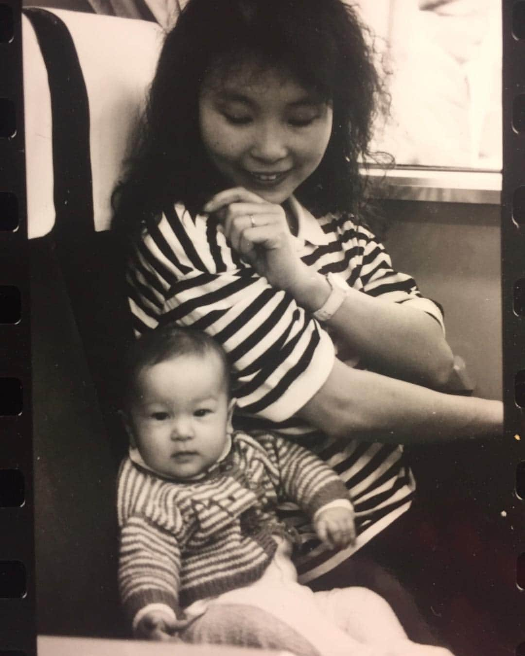 マヤ・ジェーン・コールスさんのインスタグラム写真 - (マヤ・ジェーン・コールスInstagram)「Happy Birthday Mum 💝 love you and miss you every day 💕 #matchingstripes #happymemories」6月1日 23時04分 - mayajanecolesofficial