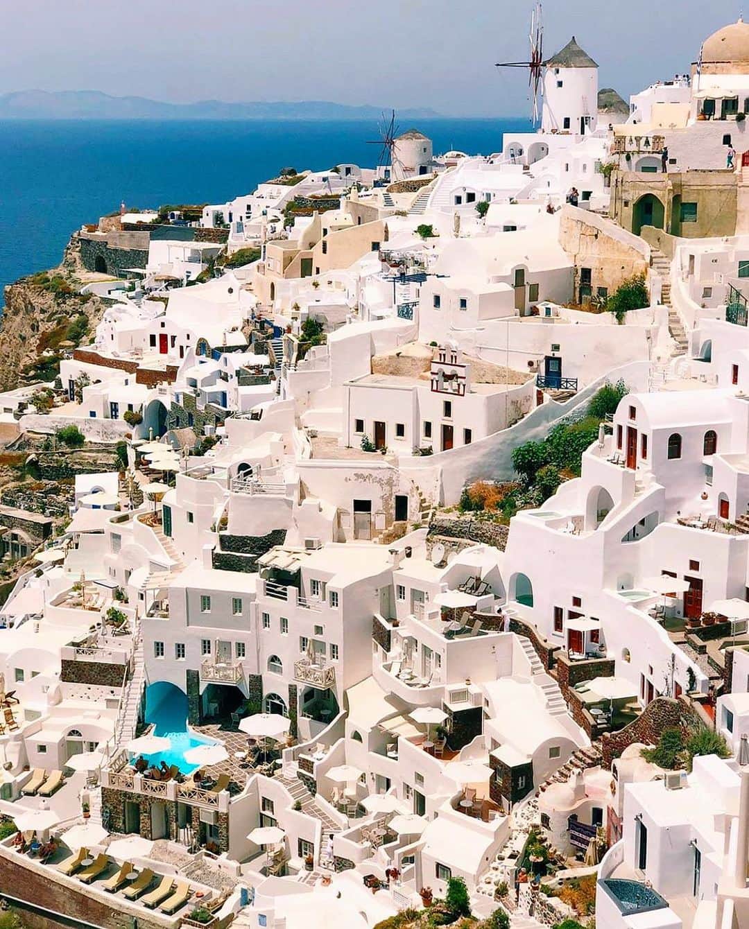 barneysnyofficialさんのインスタグラム写真 - (barneysnyofficialInstagram)「Director of Women’s Digital Merchandising, @k_alvarado shares a #BNYVoyage from Santorini, Greece. Tag a friend in the comments whose name starts with a G and the first name that pops up has to book your trip.」6月1日 23時05分 - barneysny