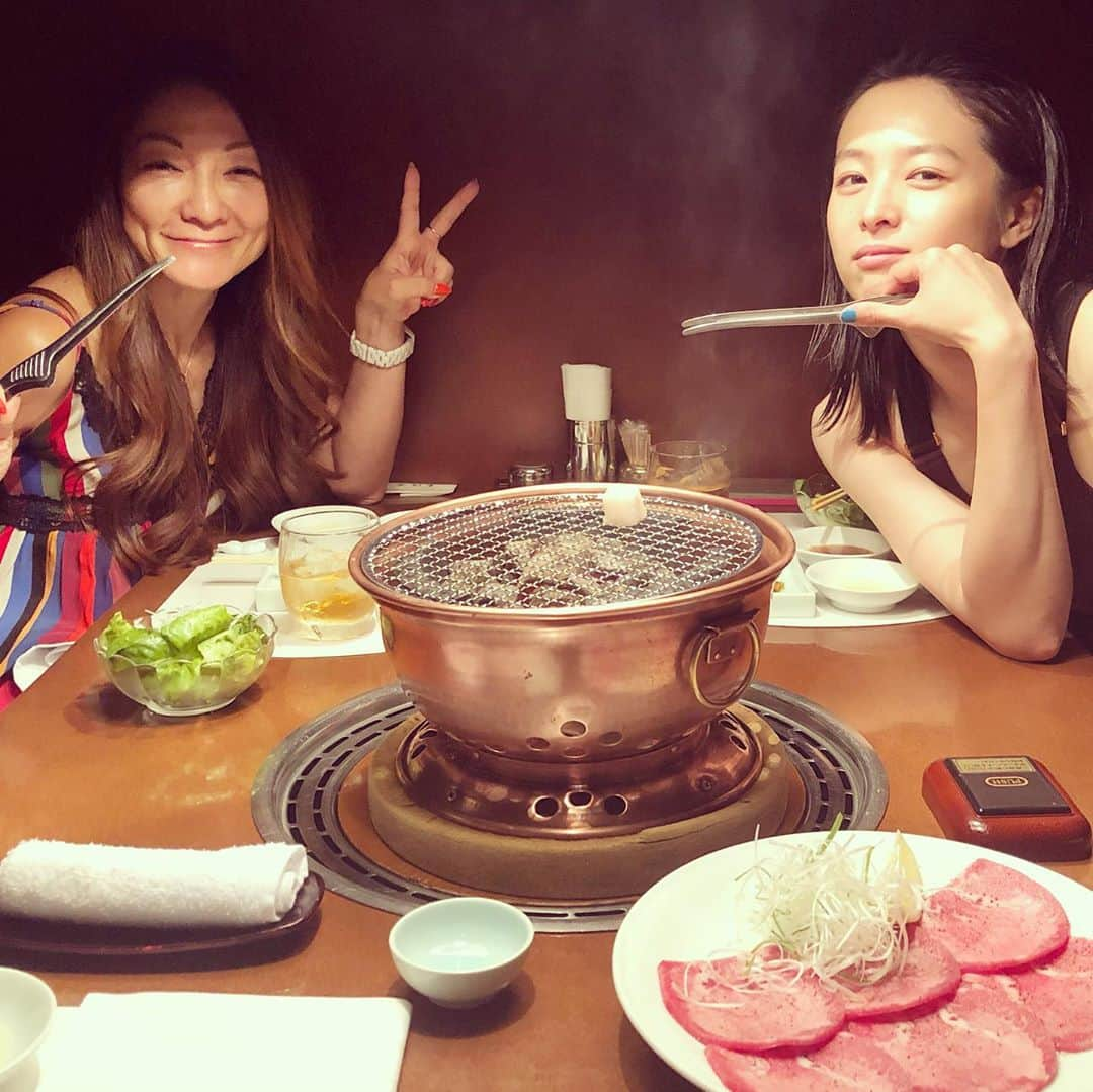 マキ・コニクソンさんのインスタグラム写真 - (マキ・コニクソンInstagram)「今夜は私とナナの行きつけのお店”東海亭”で焼肉デート！❤️ ずっと笑いっぱなしで話が尽きなかったぁ！ナナとは何でも話せるの。 本当に娘のように可愛いナナ！ だからナナ コニクソン😊いつでもハワイに里帰りしにきてね！仕事が忙しいと思うけど身体だけは気を付けるんだよ！今日はたくさん笑ってたくさん食べたね！店長の高林さんいつも有難うございます！検査結果も悪いとこなかったしとってもハッピーな一日でした！😊 #東京の美味しいお店 #ナナコニクソン #清野菜名のおすそ分け🤙🏼」6月1日 23時16分 - makikonikson