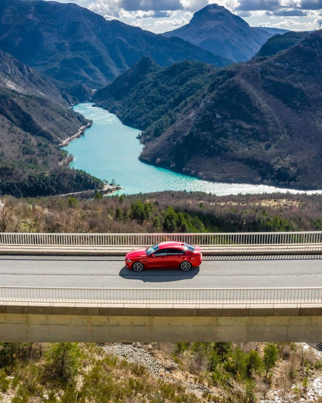 Jaguarさんのインスタグラム写真 - (JaguarInstagram)「Saturdays are for the scenic route.  #Jaguar #XE #Luxury #Premium #Sports #Saloon #AWD #CarsofInstagram #InstaCar #InstaDesign #Saturday」6月1日 23時10分 - jaguar