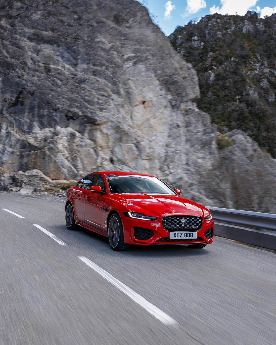 Jaguarさんのインスタグラム写真 - (JaguarInstagram)「Saturdays are for the scenic route.  #Jaguar #XE #Luxury #Premium #Sports #Saloon #AWD #CarsofInstagram #InstaCar #InstaDesign #Saturday」6月1日 23時10分 - jaguar