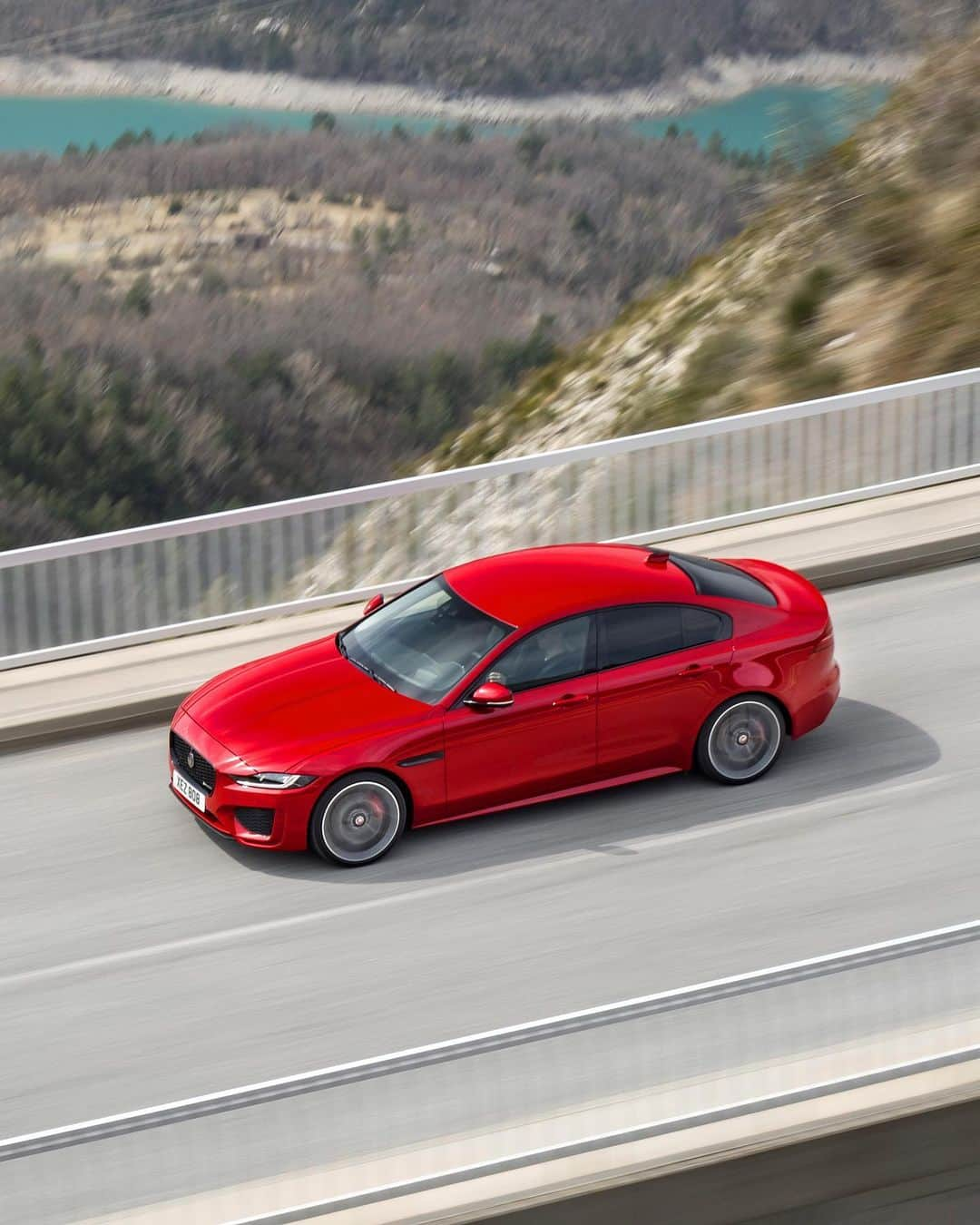 Jaguarさんのインスタグラム写真 - (JaguarInstagram)「Saturdays are for the scenic route.  #Jaguar #XE #Luxury #Premium #Sports #Saloon #AWD #CarsofInstagram #InstaCar #InstaDesign #Saturday」6月1日 23時10分 - jaguar