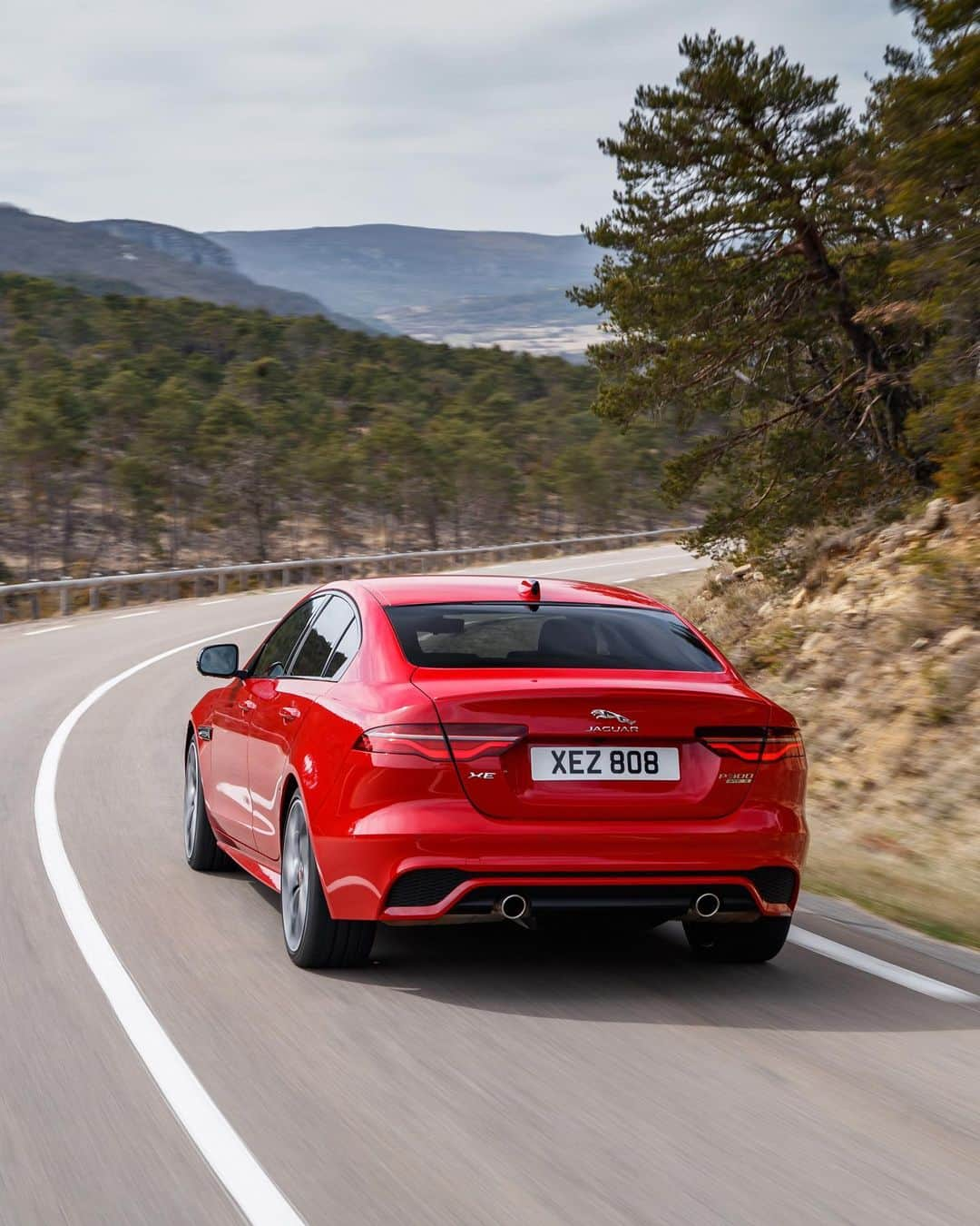 Jaguarさんのインスタグラム写真 - (JaguarInstagram)「Saturdays are for the scenic route.  #Jaguar #XE #Luxury #Premium #Sports #Saloon #AWD #CarsofInstagram #InstaCar #InstaDesign #Saturday」6月1日 23時10分 - jaguar