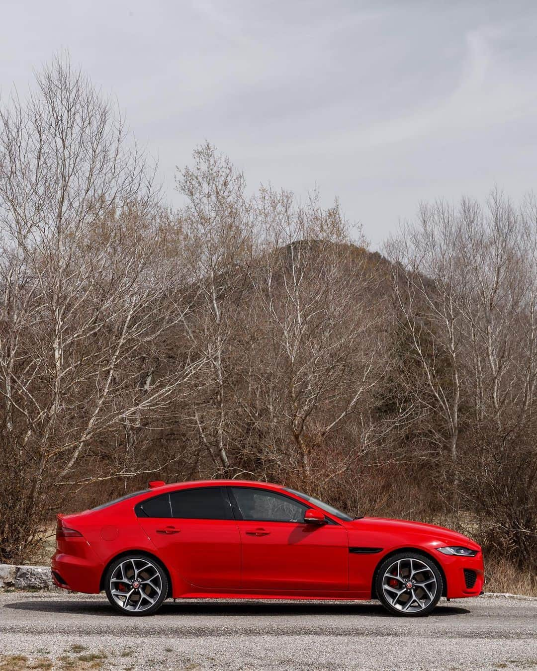 Jaguarさんのインスタグラム写真 - (JaguarInstagram)「Saturdays are for the scenic route.  #Jaguar #XE #Luxury #Premium #Sports #Saloon #AWD #CarsofInstagram #InstaCar #InstaDesign #Saturday」6月1日 23時10分 - jaguar