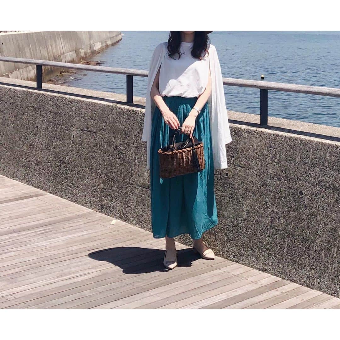 のインスタグラム：「* 先週伊勢志摩に旅行した時の。 コバルトブルーの色が 澄んだ海の色とマッチしてた‼︎ * 一見シンプルに見えるトップスは 肩腕剥き出しのタンクトップだけど サイドにタックが入って 立体感が出るので 気になるムチムチをカバーしてくれ 生地も滑らかで光沢ある高見えだし しかもお値段1,000円ちょっと …と大満足なアイテム◎ * * tops @andme_official  skirt @urs_official #urs_styling  cardigan @uniqlo #リネンブレンドロングカーディガン  bag @jungle_jungle_jgcollection * #locari #mineby3mootd #instafashion #instagood #coordinate #コーディネート  #プチプラコーデ #プチプラファッション #今日のコーデ  #OLコーデ #ママコーデ  #通勤コーデ #きれいめコーデ #アラサーコーデ #きれいめカジュアル #着まわしコーデ #シンプルコーデ #大人コーデ #30代コーデ #オフィスカジュアル  #ユニジョ #gumania #ユニクロコーデ #カラースカート #ブルースカート #カゴバッグ #バレエシューズ」