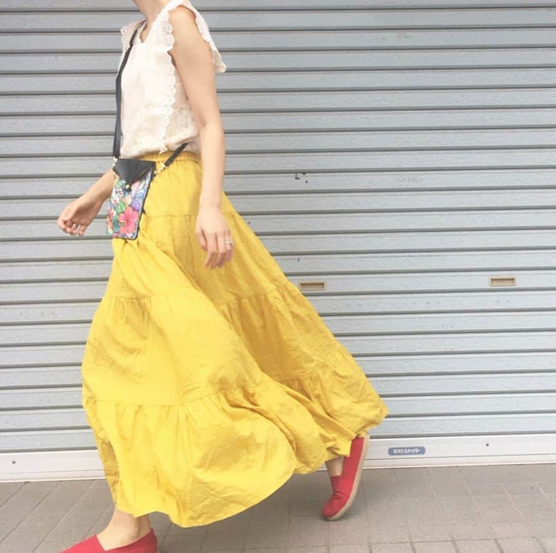 ラレイアのインスタグラム：「🌺 開催中のALOHA TOKYOでも大人気💓 フェス&イベントに大活躍なスマホポシェット😍🌴 ・ ショルダーベルトを外せばポーチにも🧡 ・ 直営店や #楽天 サイトでもお得なクーポンを配布中！ ぜひcheckしてみてください😊 ・ THANK YOU #Repost @emiemiiiiiiiii ♡♡♡ ・ @laleia_official  @colleenwilcoxgallery_jp  #colleen#colleenwilcox#art#hawaii#aloha#surf#beach#fashion#laleia#ハワイ#フォトジェニック#インスタ映え#インスタ女子#アロハ#ビーチ#海を感じる雑貨#ラレイア#アート#ビーチガール#サーフスタイル#大人カジュアル#旅行#トラベラー#タビジョ#スマホポシェット#フェス」