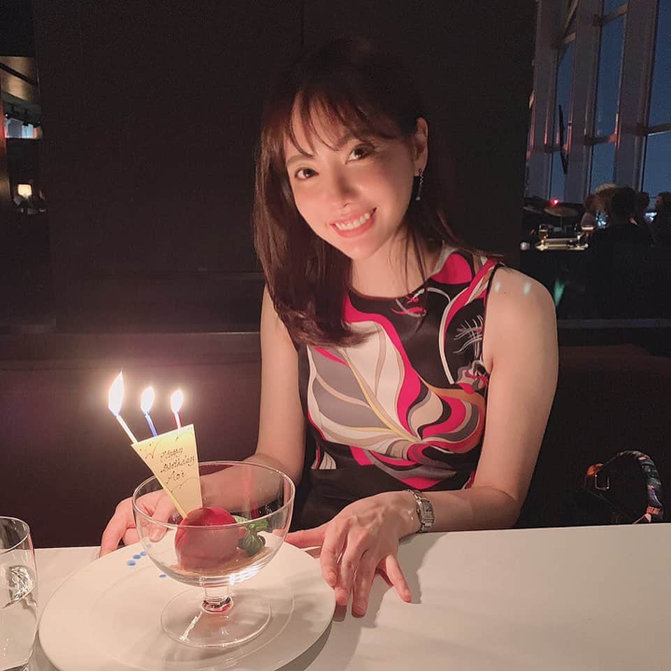 Aoiさんのインスタグラム写真 - (AoiInstagram)「5月30日、誕生日を迎えました😊 大切な人に素敵な場所でお祝いしてもらって やっぱり何歳になっても、誕生日は幸せなものでした💐  抱負なんて大それたものではないけれど 31歳の私の目標は🐸  毎日を大切に生きること💡  いつも一緒にいる人や日々の生活を 当たり前だと思わずに 一つ一つに感謝の気持ちを忘れず 沢山のありがとうを 沢山の人に感じ、伝えられるよう 生きていたいと思います😊🌸 いつも私を支えて見守ってくださる皆様本当にありがとうございます。 31歳の私も何卒よろしくお願いします🙇‍♀️」6月1日 23時21分 - aoioa