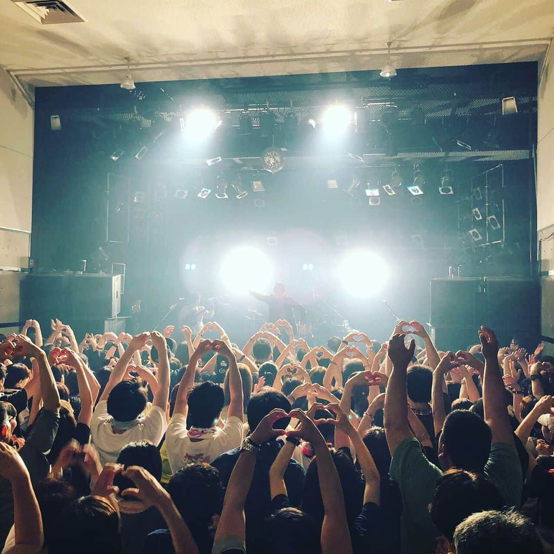 上中丈弥のインスタグラム：「高知で、かりゆし58との共演でした。とても良いマッチングで、良い化学反応が出来た夜でした🥴 アンマーまじで泣きそうになったわ。  あと、ライブ前に厄年の幼馴染と神社行ってきたよ⛩気持ちが落ち着くのは歳のせいでしょうか（笑）  今日も師匠の皆様、勉強させていただきました。 ありがとう！  #イナ戦 #イナズマ戦隊 #かりゆし58 #出会った皆様我が師匠」