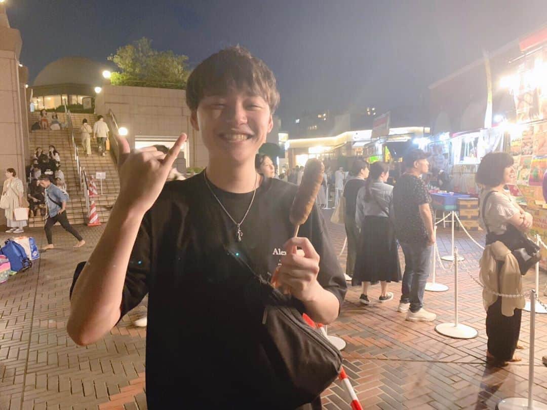 藤井達也のインスタグラム：「ハワイ感が全然似合わない 達也でした。in 恵比寿  ちゃんと親指も立ててるからねw  インスタ #Instagram #instagood #アーティスト #artist #live #歌 #song #渋谷 #shibuya #ファッション #fashion #노래 #미소 #가수 #singer #話題  #イベント #event #笑顔 #smile #followme #ハワイ」