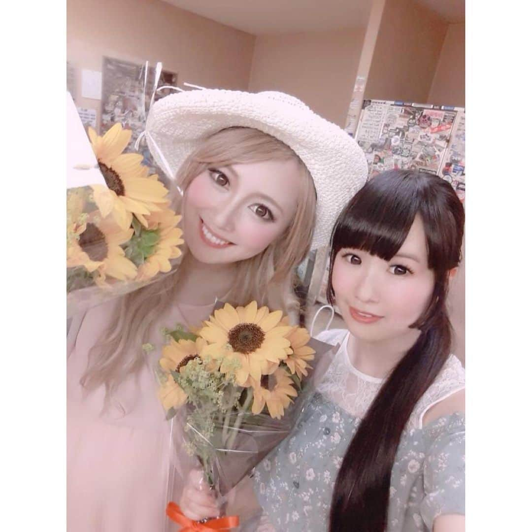 トキさんのインスタグラム写真 - (トキInstagram)「きょうも沢山お花、貰いました💐 素敵！ありがとっきー🌹🌹🌹‼️ たこ焼きポーズ ・ #aldious ＃アルディアス #aldioustoki #茨城県 #水戸LIGHTHOUSE」6月1日 23時28分 - aldioustoki