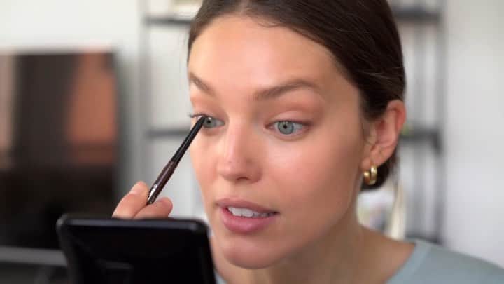 エミリー・DiDonatoのインスタグラム：「Want to learn how to do “no makeup” makeup!? My friend and makeup artist @misha212 teaches us her ways! 💄 Video by @btaelor Link in my BIO!」