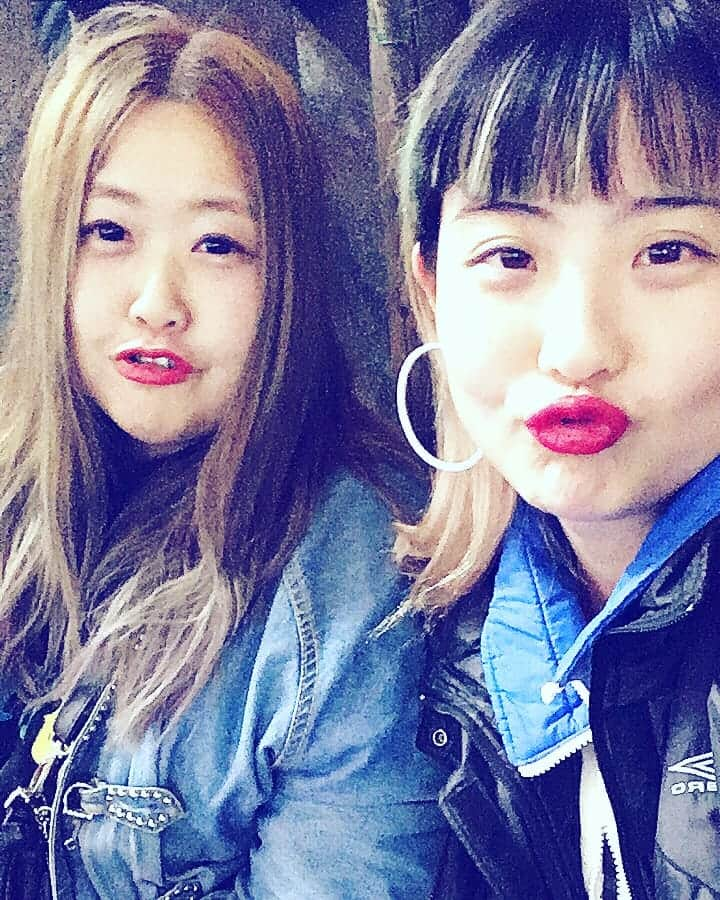 ミナコさんのインスタグラム写真 - (ミナコInstagram)「💙豚鼻RAP&渋谷RAP❤ ..........そう言えばこの日、髪の毛3日洗わないに挑戦して、焼き肉食べた後で、べトベトだったな、、、、👯👯👯👯👯 #豚鼻 #渋谷 #ラップ #渋谷の路地裏 #punyus#プニュズ#plusmodel #plusfashion #curvyfashion #curvywomen #curvy#棉花糖女孩#肉肉女 #plussize#ぽっちゃり#ぽちゃコーデ#ぽちゃかわ#激ぽちゃ#ミケポ#デブカワ#ぽっちゃり好きと繋がりたい#デブ女#巨尻#メイク#古着#ヴィンテージ#カラフル#派手」6月1日 23時30分 - mi7kooooo