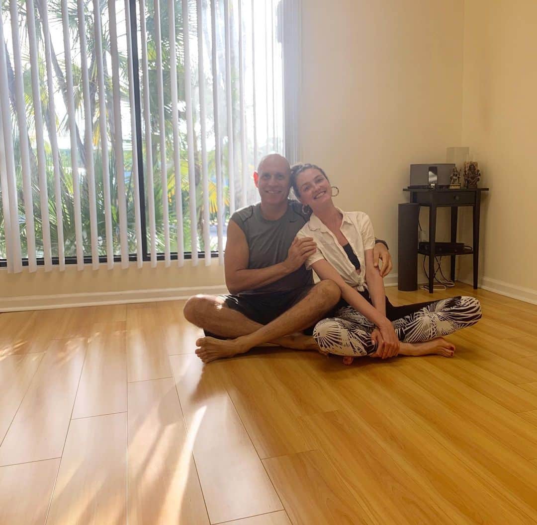 ヴラダ・ロスリャコヴァのインスタグラム：「Yogacation with the Greatest of them all, my first teacher Keshava. I was so heartbroken when he moved from NY to Florida, but now me and other people have an opportunity to have amazing yoga retreat in sunny Boca Raton any time of the year 🧘‍♀️ 🌊 ✨」