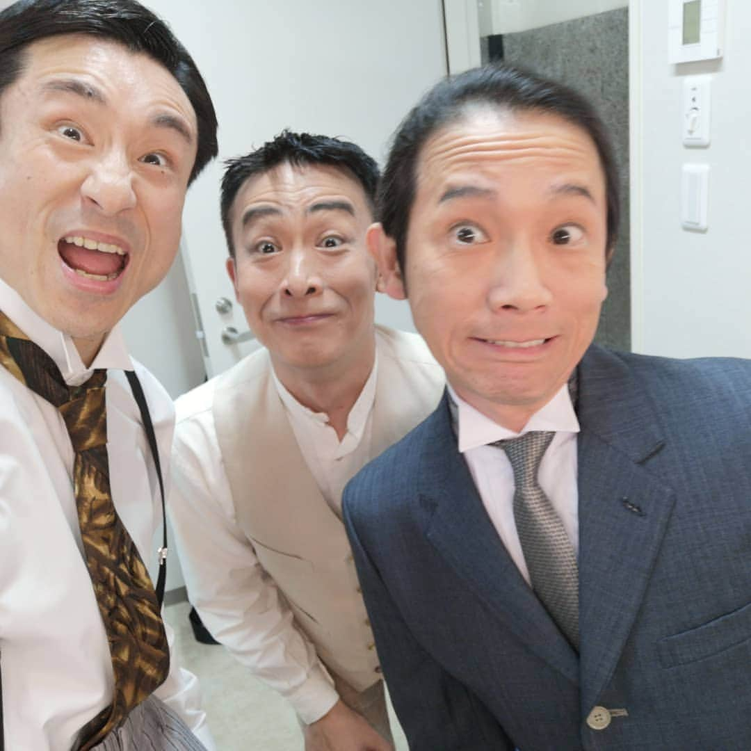 なだぎ武さんのインスタグラム写真 - (なだぎ武Instagram)「舞台『お家さん』4日目終了。。松田洋治さん、お世話になってます。ご飯の席などで『もののけ姫』や昔見てたドラマなどの貴重な話を沢山してくれる。すげー！！ってなるし、昔のテレビっ子やった自分に戻って体が熱くなる。明日で終わり、、早いなー。素敵で優しい座組みとお芝居が出来てる実感を噛み締めながら、千秋楽も楽しみます！！ #舞台お家さん  #大阪ttホール」6月1日 23時37分 - nadagigigi