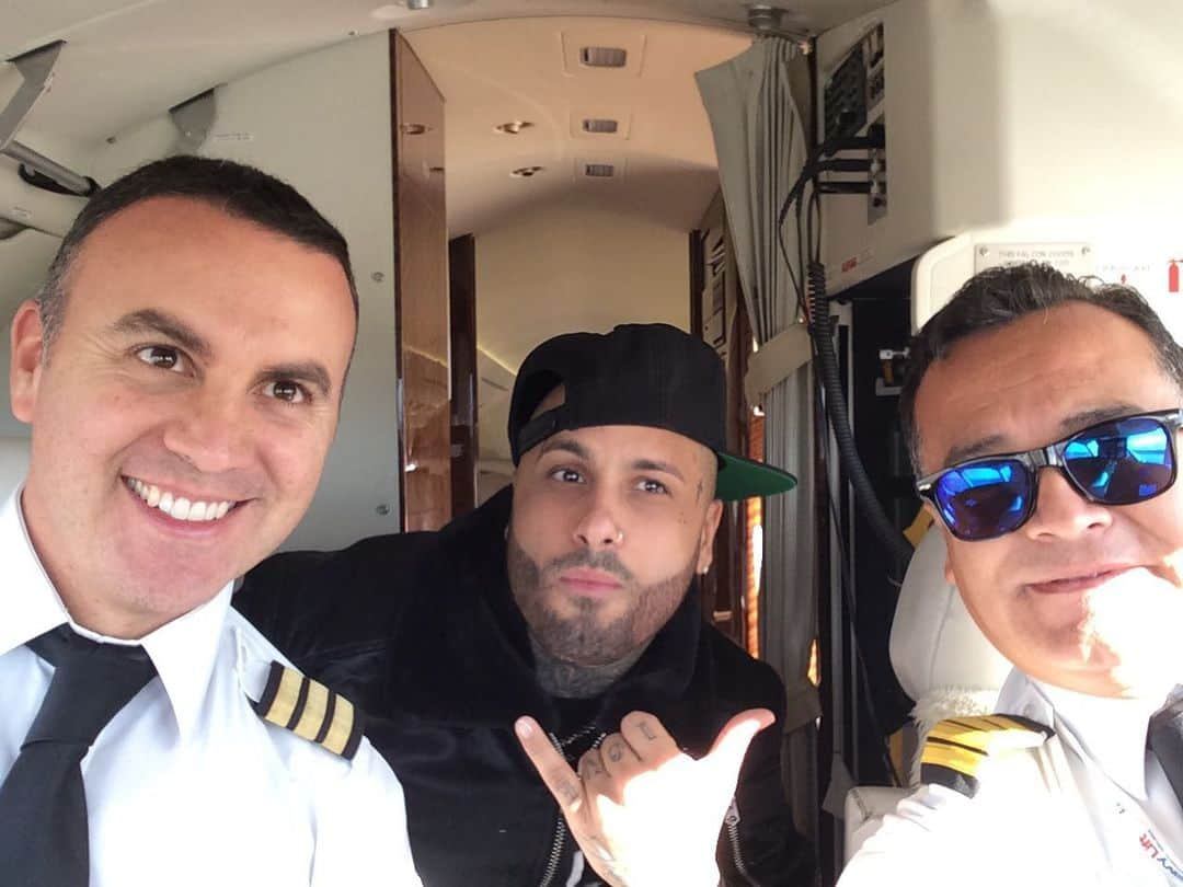 NICKY JAMさんのインスタグラム写真 - (NICKY JAMInstagram)「Aqui le prometí a mis pilotos que los iba hacer famosos 🤙😂 @alejoarro76.  @fbohelistar Peru 🇵🇪 vamos en camino 😍」6月1日 23時39分 - nickyjam