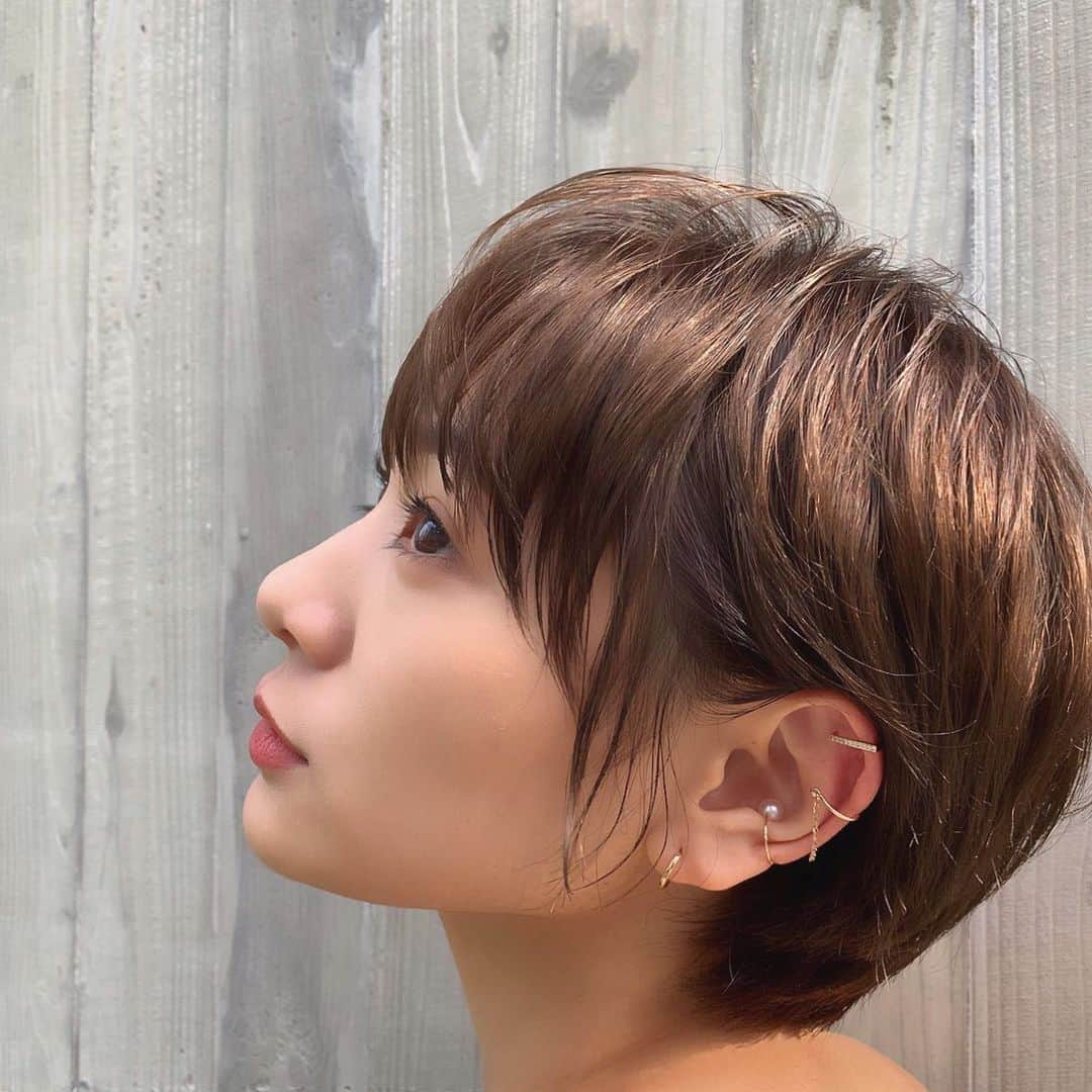 笛木陽子さんのインスタグラム写真 - (笛木陽子Instagram)「. . アクセサリーを見たいとのことで お気に入りの華奢ピアス編🌿 . 実は耳たぶの以外、全部イヤーカフなのだよ〜！ 上からphoebe +( フィービィープラス) @hirotakajewelry  @samantha.thavasa_official  @takeup_official  です✍️ . 穴は両耳一個ずつ個しか空いてませぬ！空けなくても楽しめるから、イヤーカフ大好きなのだ🥴❤️ . . (色落ちで髪明るいのごめんよ🙇🏻‍♂️） . #earrings#nice#gold#jewelry#model#earcuff#shorthair#halfjapanese#actress#お洒落#ピアス#アクセサリー#イヤーカフ#おススメ#モデル#ゴールドアクセサリー」6月1日 23時51分 - yoko_fueki56