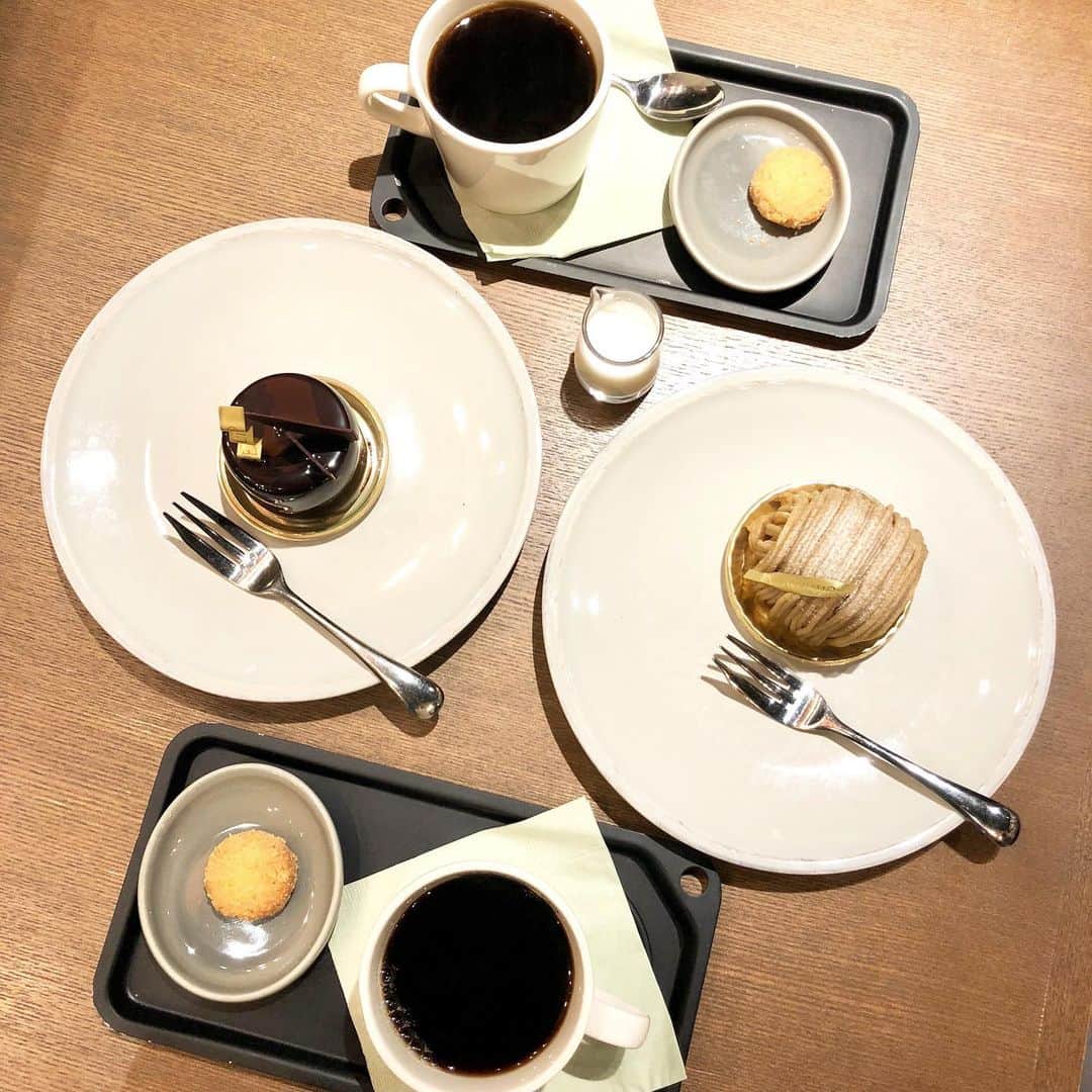 黒田麻理耶さんのインスタグラム写真 - (黒田麻理耶Instagram)「. オペラ🍫とモンブラン🌰☕️💕 . 東京ミッドタウン日比谷B1Fにある 「Patisserie & Cafe DEL'IMMO」でランチ😋🍴 . メイン(私はラザニアにしたよ❤️)に+300円で ケーキが付けられるということで迷わず選択💁‍♀️🍰 . 以前、お仕事でDEL'IMMOさんと関わらせていただき、 ケーキもクッキーもあまりにも美味しくて それ以来ファンになってしまった私☺️🍫🍰🍪💕 店舗がどんどん増えて本当に嬉しい‼️ . カフェメニューにあるパフェも気になるから 今度食べたいな〜🤤❣️ . #patisserieandcafedelimmo  #delimmo #パティスリーカフェデリーモ  #デリーモ #東京ミッドタウン日比谷  #有楽町  #日比谷 #スイーツ  #ケーキ  #チョコレート #オペラ  #モンブラン  #ラザニア」6月1日 23時42分 - mariya_kuroda