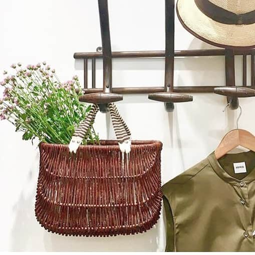 ロサモサさんのインスタグラム写真 - (ロサモサInstagram)「rosa mosa basket bag alla @magasincentral ~ #iledere #beachstyle #beach #naturelover #holiday #holidayfashion #france #frenchfashion #rosamosa #vienna #basketbag」6月1日 23時44分 - rosamosavienna