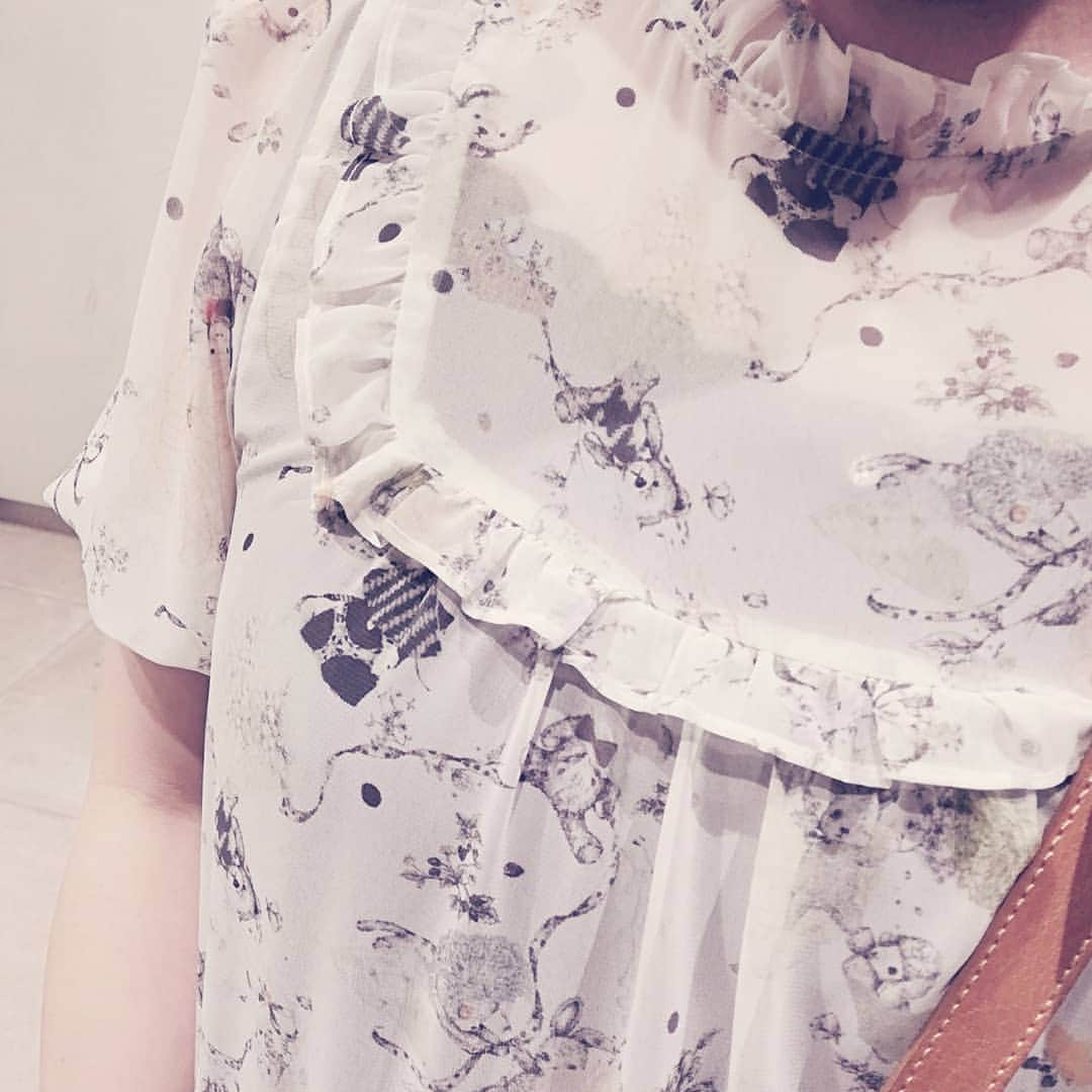 野川さくらさんのインスタグラム写真 - (野川さくらInstagram)「2019.6 #かわいくて一目惚れ♡ #楽しいお買い物♪ #セールまで待てなかったです #ひらひらブラウス #早速着てみました♪ #似合うかなぁ？ #フランシュリッペ #なつやすみ柄もかわいいな♪ #この日のランチはてんぷらでした！ #てんぷら大好き♪ #てんぷらと言えば…？ #さくら♪Clubのみんなと、次はあそこに行けるといいなぁ♪ #今実現できるようにいろいろとガンバってるからね☆ #さくらClub #にゃんスタグラム #野川さくら #さくにゃん #野川さくらのチョコレートたいむ #野川さくらのチョコレートたいむ第27回目」6月1日 23時46分 - sakura_nogawa