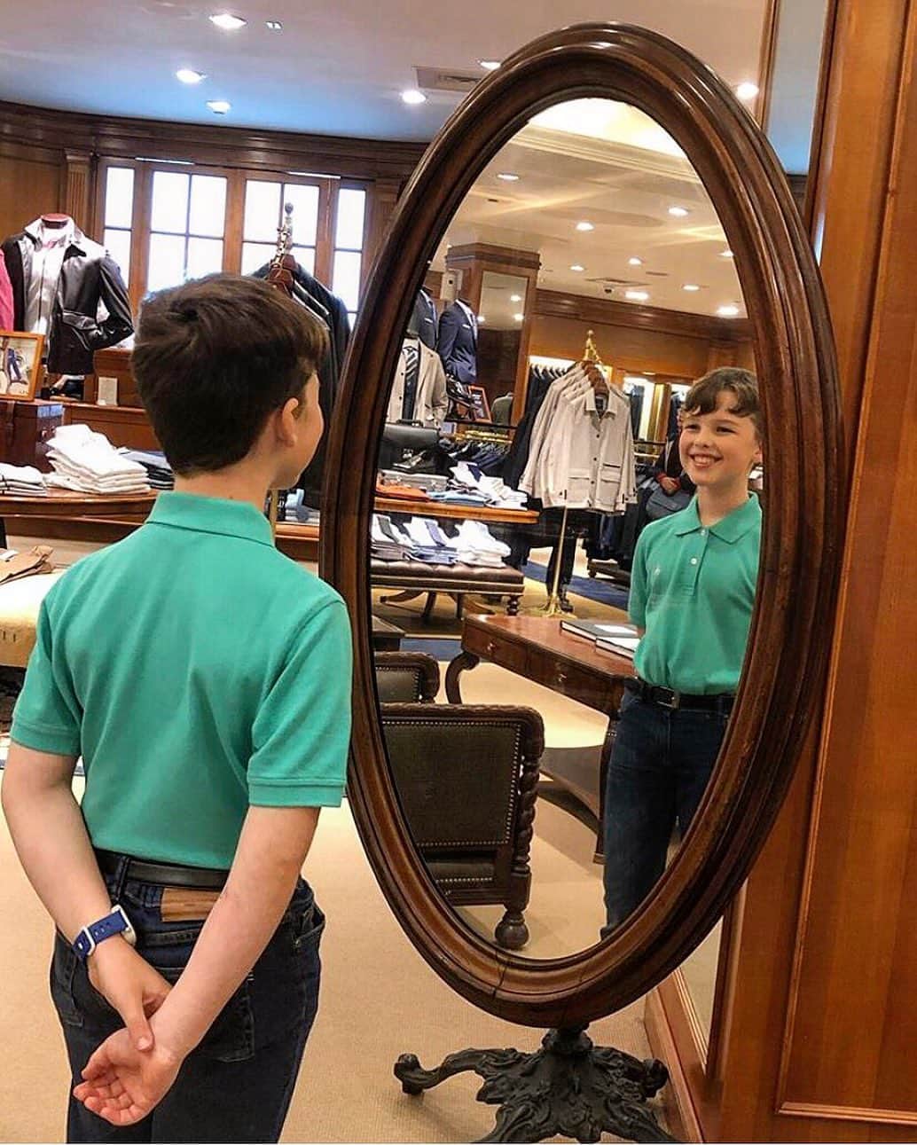 ブルックスブラザーズさんのインスタグラム写真 - (ブルックスブラザーズInstagram)「The famous Lincoln mirror at 346 Madison Avenue welcomes young @iain Armitage 🎩 #YourPerfectPolo」6月1日 23時51分 - brooksbrothers