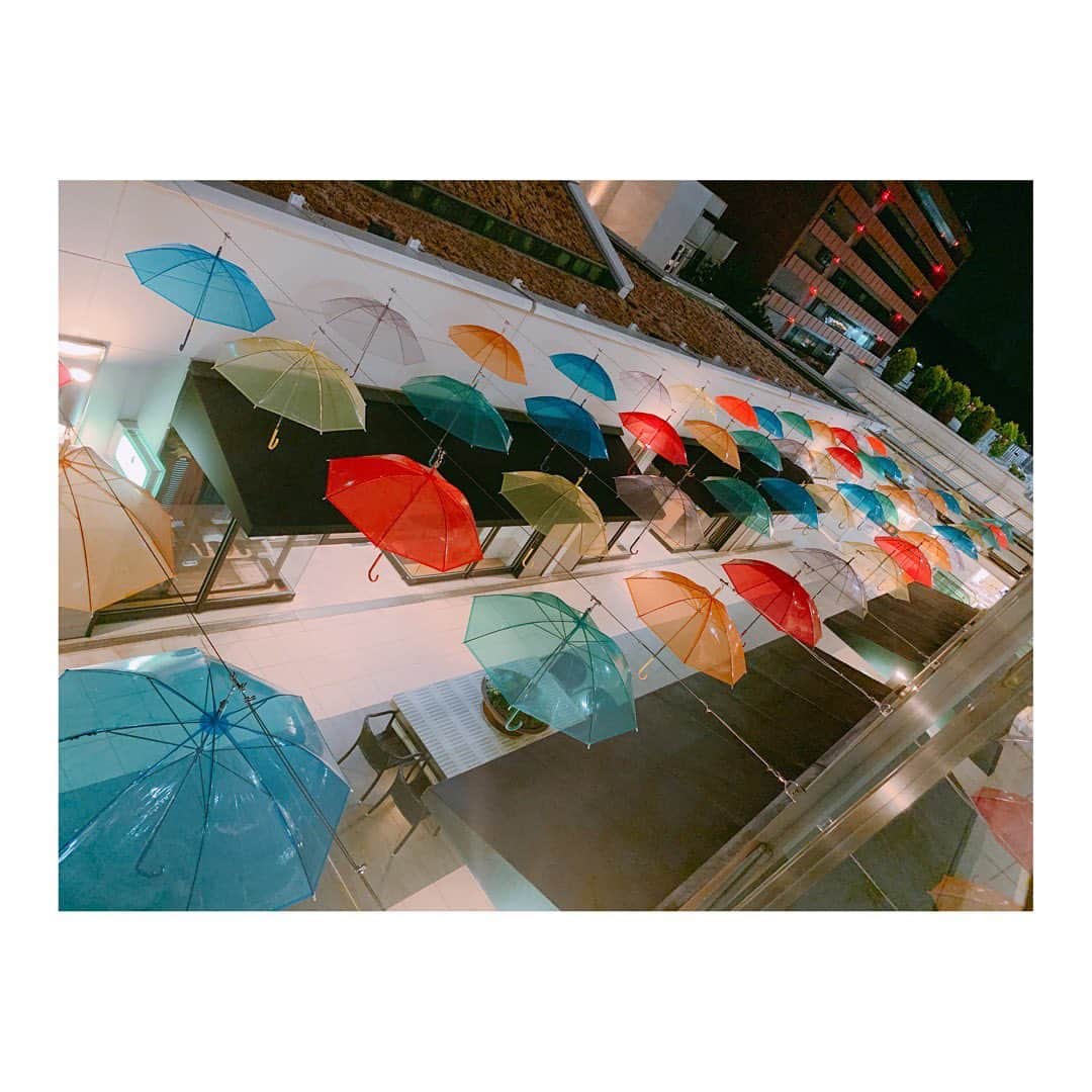 高橋萌のインスタグラム：「. 雨は苦手だけど こーやってみると傘は かわいいなって思う🌈 . . 舞台が2ヶ月連続。 有り難いです みなさんにたくさん観に来て いただけますように…💫 6月アリスインデッドリースクール楽園Nagoya 7月桃太郎狂言記 どちらもよろしくお願いします🥺 . アリスはもうすぐ本番！！！ . . #傘 #星ヶ丘テラス #舞台 #アリスインデッドリースクール楽園 #デッドリー楽園N #SCANP #桃太郎狂言記 #愛知 #名古屋 #大須 #高橋萌」
