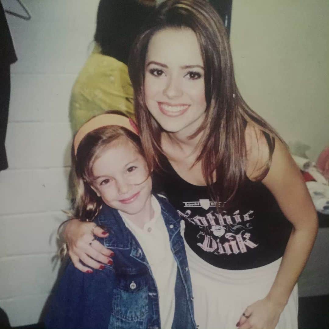 Alice Wegmannのインスタグラム：「danem-se as críticas, a sandy pegou no meu ombro (e depois disso eu nunca mais lavei. mas tudo bem, pois esse dia foi ontem, já que ela continua igualzinha). o cabelo dela tava cheiroso d+, eu posso provar @sandyoficial」