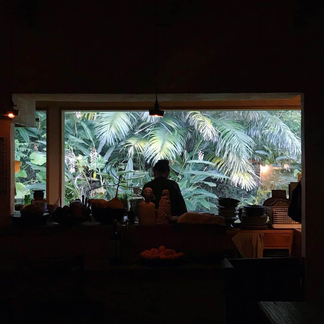 平野紗季子さんのインスタグラム写真 - (平野紗季子Instagram)「🌿🌿🌿 初めて沖縄の海を見たとき 果てない と思った そこに暮らす人たちを逞しい と思った 今 彼女はその土地に移り住んで満月の夜には海に浮かびに行く/ ロウソクの灯りの下で 沖縄の伝統家庭料理の本をめくりながら麻子さんの話を聞き麻子さんの料理を食べた 憧れの胃袋 暗闇にチューベローズの香りが溶けた部屋の中で ドラゴンフルーツの蕾に海の香りの生黒糖に出会った / 美しさってなんだろうね  それって清らかで澄んだ味わいの先に見出されるものなのだと思っていたけれど  むしろそこから遠く離れた苦みやえぐみの折り重なった混沌とした味わいの中からこそ美しさへ向かう力もあるのだと教わった  水が難しい土地だとしても 土と太陽と海に生かされた味わいを皿の上に描きたい 愛したい その思いがぎゅっと伝わって なにかがはじまりそうなとてもとても夜だった🌙 The restaurant Ibukuro (means stomach in Japanese). A candle-lit experience of rustic and beautiful food, made with distinctive Okinawan ingredients.」6月1日 23時54分 - sakikohirano