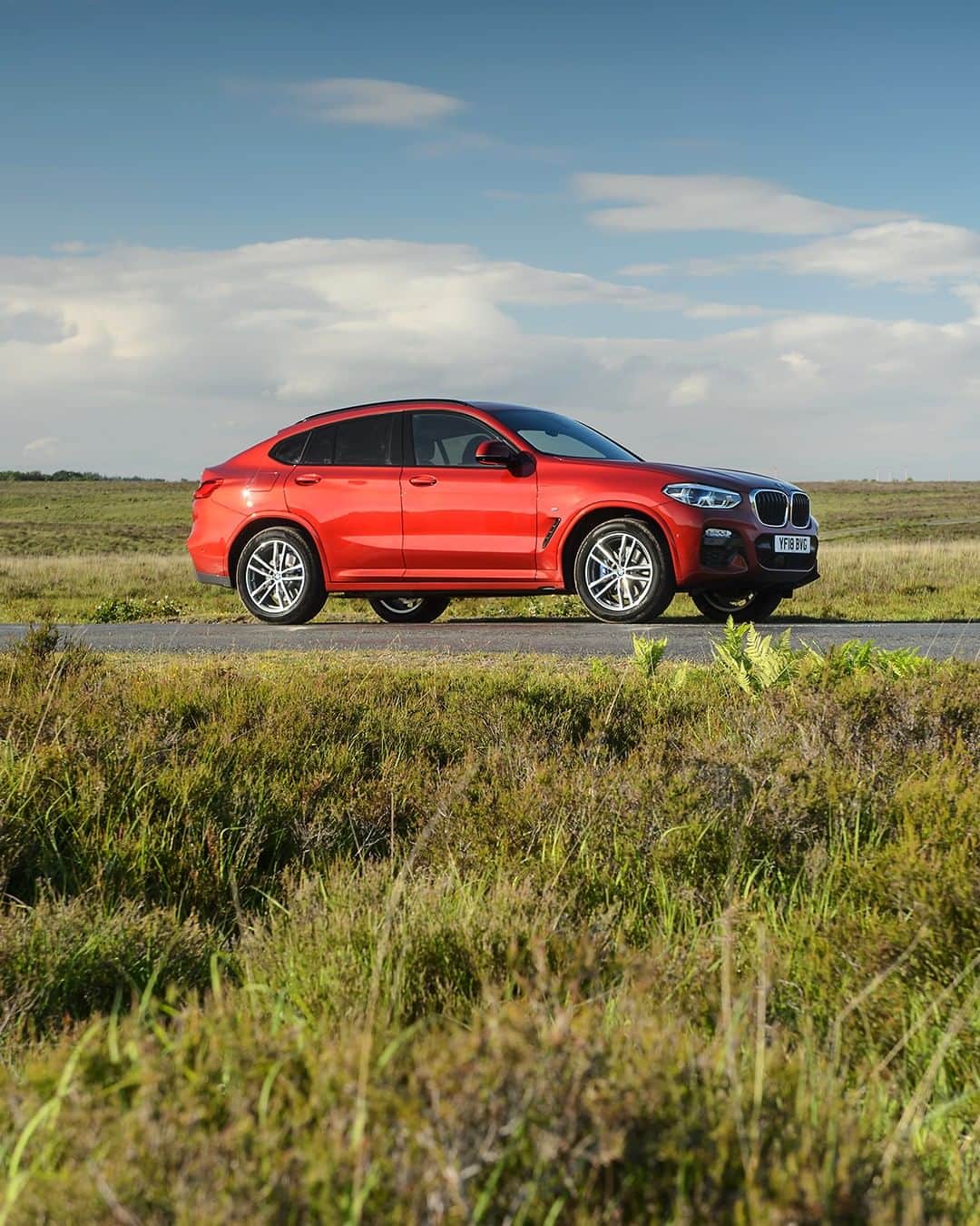 BMWのインスタグラム：「Competition is in the genes.  The BMW X4. #BMW #X4」
