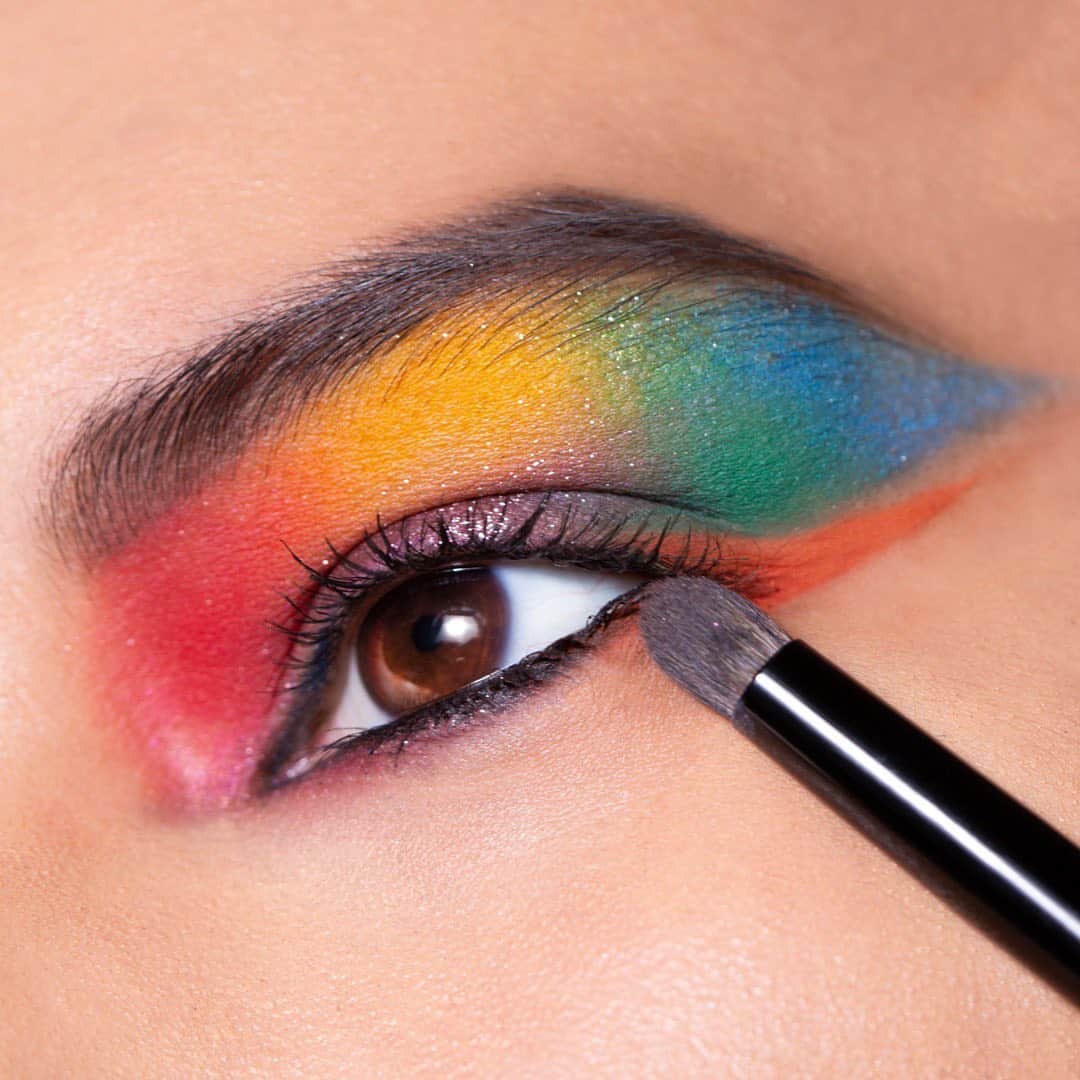 Smashboxのインスタグラム：「Be bold. Be proud. Happy Pride Month from our family to yours. 🌈⁣ ⠀⠀⠀⠀⠀⠀⠀⠀⠀⁣ Get the look:⁣ ♥️ 24 Hour Eye Shadow Primer⁣ 🔥 Bold Cover Shot Eye Palette⁣ 🌴 Bold Glitter Cover Shot Eye Palette⁣ 💦 Always On Gel Liner⁣ 💟 Super Fan Mascara」