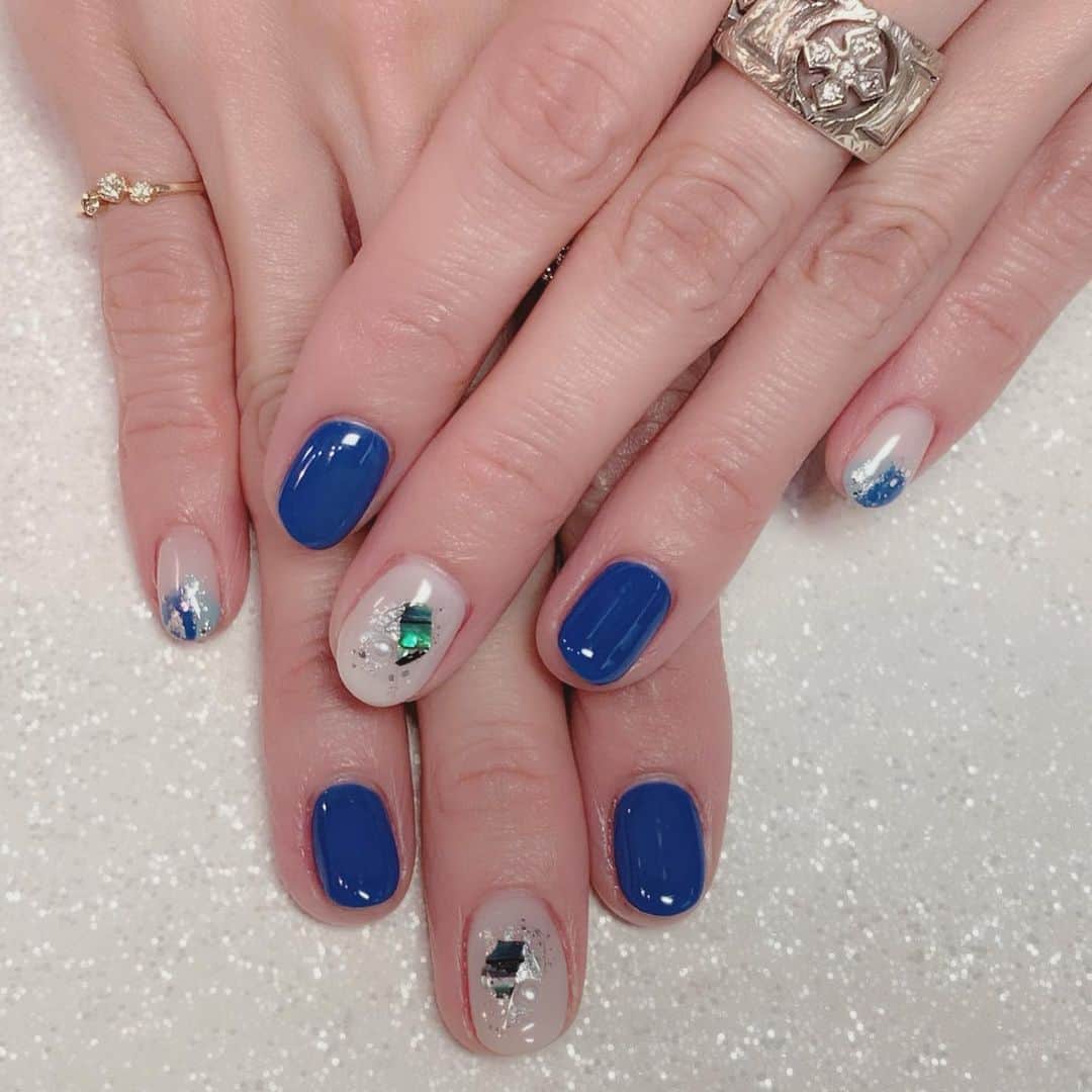のインスタグラム：「new nail😘 海に行きたい気持ちが表れておりますw . @delicat_eyelashsnail  #いつもありがとう #delicat #デリカ #nail #ネイル #ブルーネイル #シェルネイル #杏さゆり #SayuriAnzu」