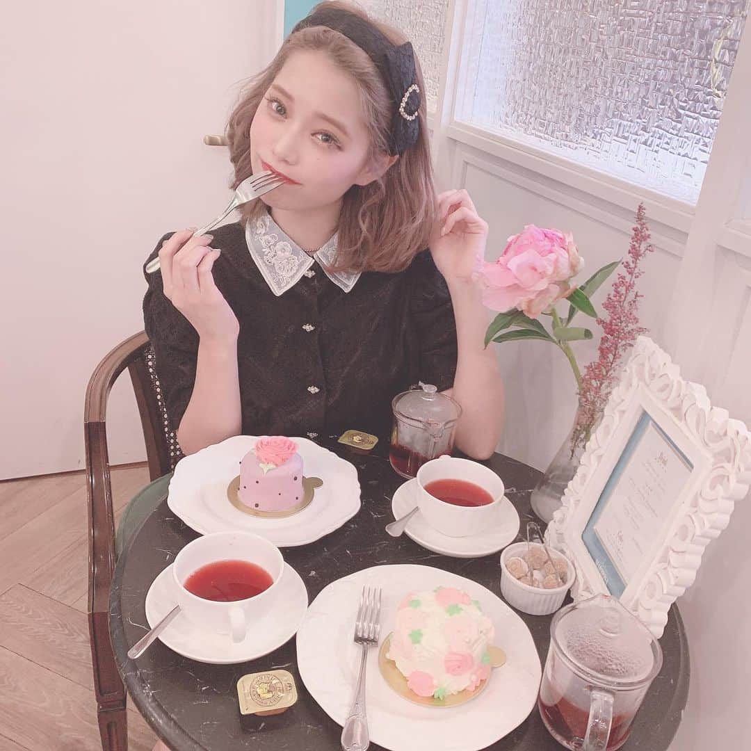 林田沙綾さんのインスタグラム写真 - (林田沙綾Instagram)「♡ 昨日のかわいいcake屋さんは 青山にある #dolcemaririsa だよ！ ぜんぶぜんぶかわいいケーキで 気に入ってしまった🥰❤️ わたしが食べてたお花柄のケーキは ショートケーキで、中にいちごが ごろっと入ってるのが びっくりかわいかった🥰🥰🥰🥰 ： #青山カフェ#cake#青山#カフェ巡り」6月1日 15時06分 - saaya.xoxo