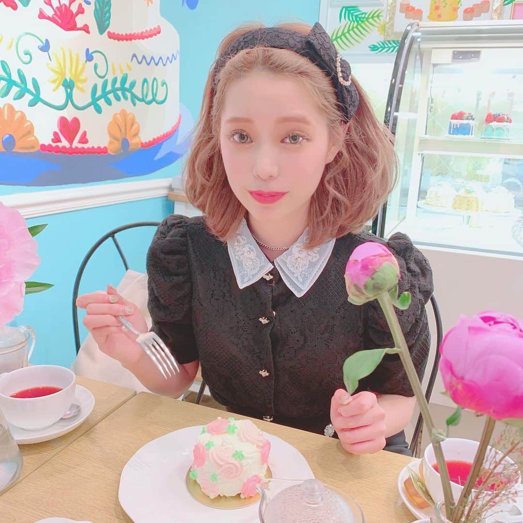 林田沙綾さんのインスタグラム写真 - (林田沙綾Instagram)「♡ 昨日のかわいいcake屋さんは 青山にある #dolcemaririsa だよ！ ぜんぶぜんぶかわいいケーキで 気に入ってしまった🥰❤️ わたしが食べてたお花柄のケーキは ショートケーキで、中にいちごが ごろっと入ってるのが びっくりかわいかった🥰🥰🥰🥰 ： #青山カフェ#cake#青山#カフェ巡り」6月1日 15時06分 - saaya.xoxo