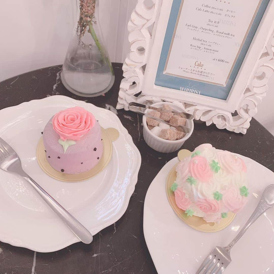 林田沙綾さんのインスタグラム写真 - (林田沙綾Instagram)「♡ 昨日のかわいいcake屋さんは 青山にある #dolcemaririsa だよ！ ぜんぶぜんぶかわいいケーキで 気に入ってしまった🥰❤️ わたしが食べてたお花柄のケーキは ショートケーキで、中にいちごが ごろっと入ってるのが びっくりかわいかった🥰🥰🥰🥰 ： #青山カフェ#cake#青山#カフェ巡り」6月1日 15時06分 - saaya.xoxo