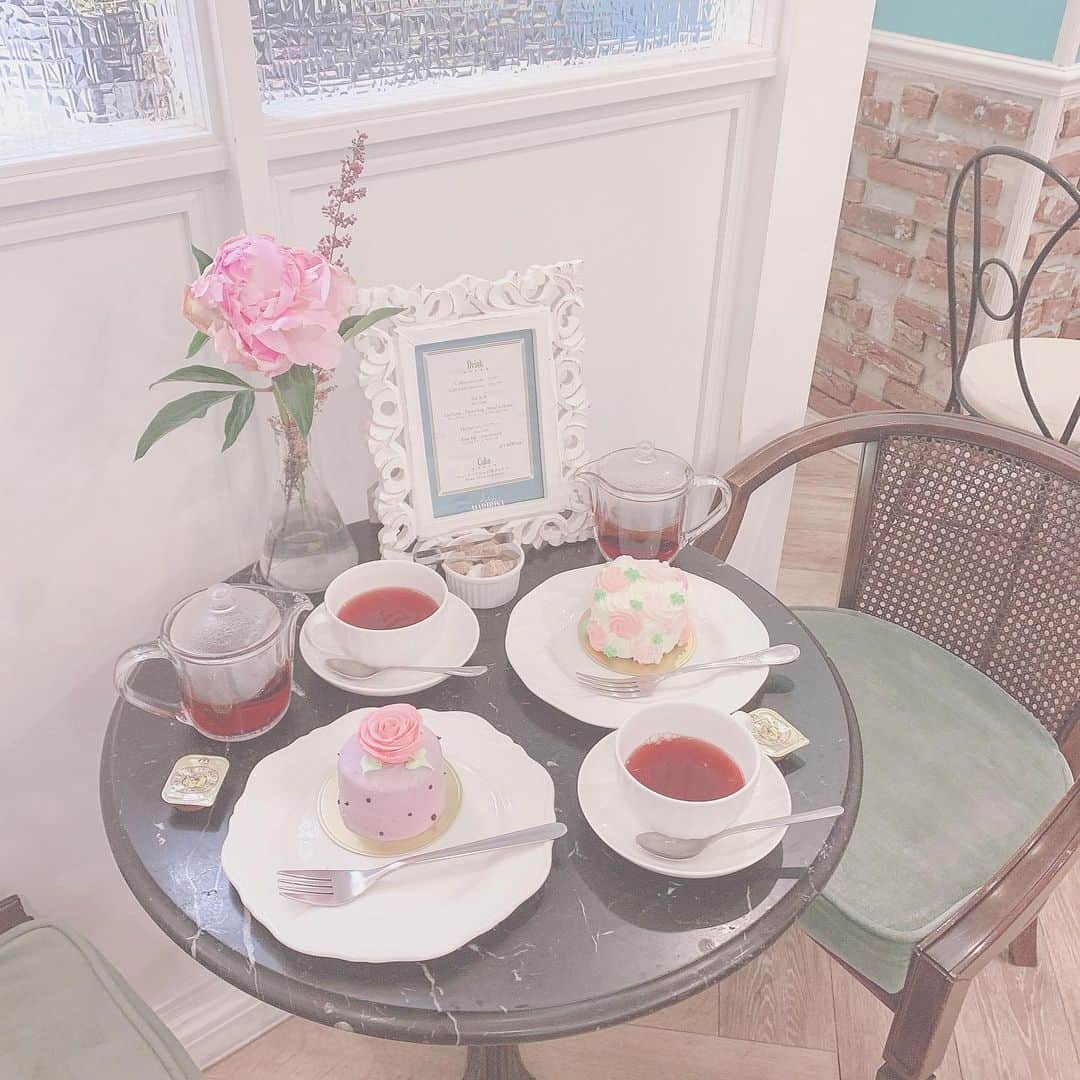 林田沙綾さんのインスタグラム写真 - (林田沙綾Instagram)「♡ 昨日のかわいいcake屋さんは 青山にある #dolcemaririsa だよ！ ぜんぶぜんぶかわいいケーキで 気に入ってしまった🥰❤️ わたしが食べてたお花柄のケーキは ショートケーキで、中にいちごが ごろっと入ってるのが びっくりかわいかった🥰🥰🥰🥰 ： #青山カフェ#cake#青山#カフェ巡り」6月1日 15時06分 - saaya.xoxo