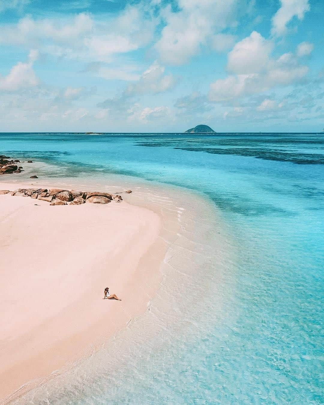 Australiaさんのインスタグラム写真 - (AustraliaInstagram)「Treating ourselves to a little slice of serenity on @lizardisland today 🏝️ After her recent visit, @mycolourfulworld_ claimed that “this #beach has to be up there as one of the most beautiful places I have ever been.” This secluded @luxurylodgesofaustralia island resort is located at the northern end of the @gbrmarinepark, and can only be reached by a charter plane flying right over the breathtaking patterns of the #GreatBarrierReef, which are simply spectacular from above. To give you an idea of how luxe this @queensland resort really is, there are 24 private beaches on the island and only 40 suites and villas, which means there’s a private beach for every couple or group. 🤯  #seeaustralia #luxurylodgesofaustralia #thisisqueensland #lizardisland #thegreatoutdoors」6月1日 15時00分 - australia