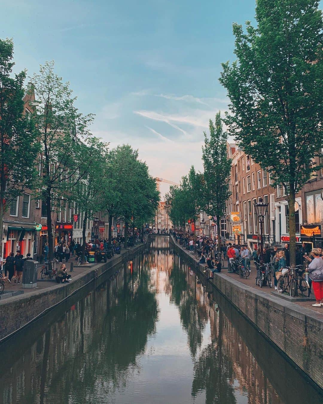 s ᴇ  ɴ ᴋ ᴄのインスタグラム：「🇳🇱 9:30pm on a Friday night at Red Light District #seanalogue」