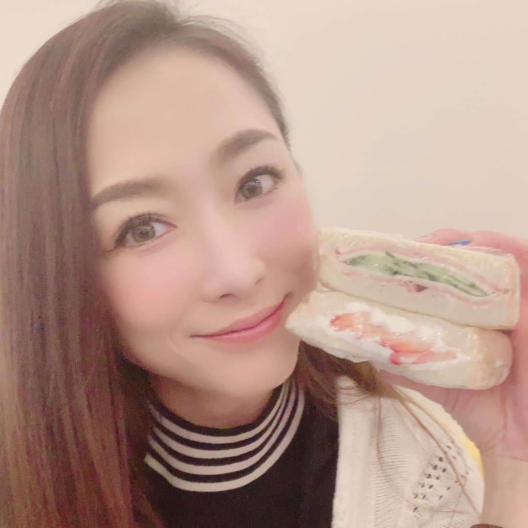 のインスタグラム：「サンドイッチ屋さん @wawich_meguro  へ😆✨ . 写真撮るってムービーだったってゆー動画、ストーリーに載せましたw そっちも見てみてね🤣 . #サンドイッチ #sandwich #ワウィッチ #wawich #杏さゆり #SayuriAnzu」
