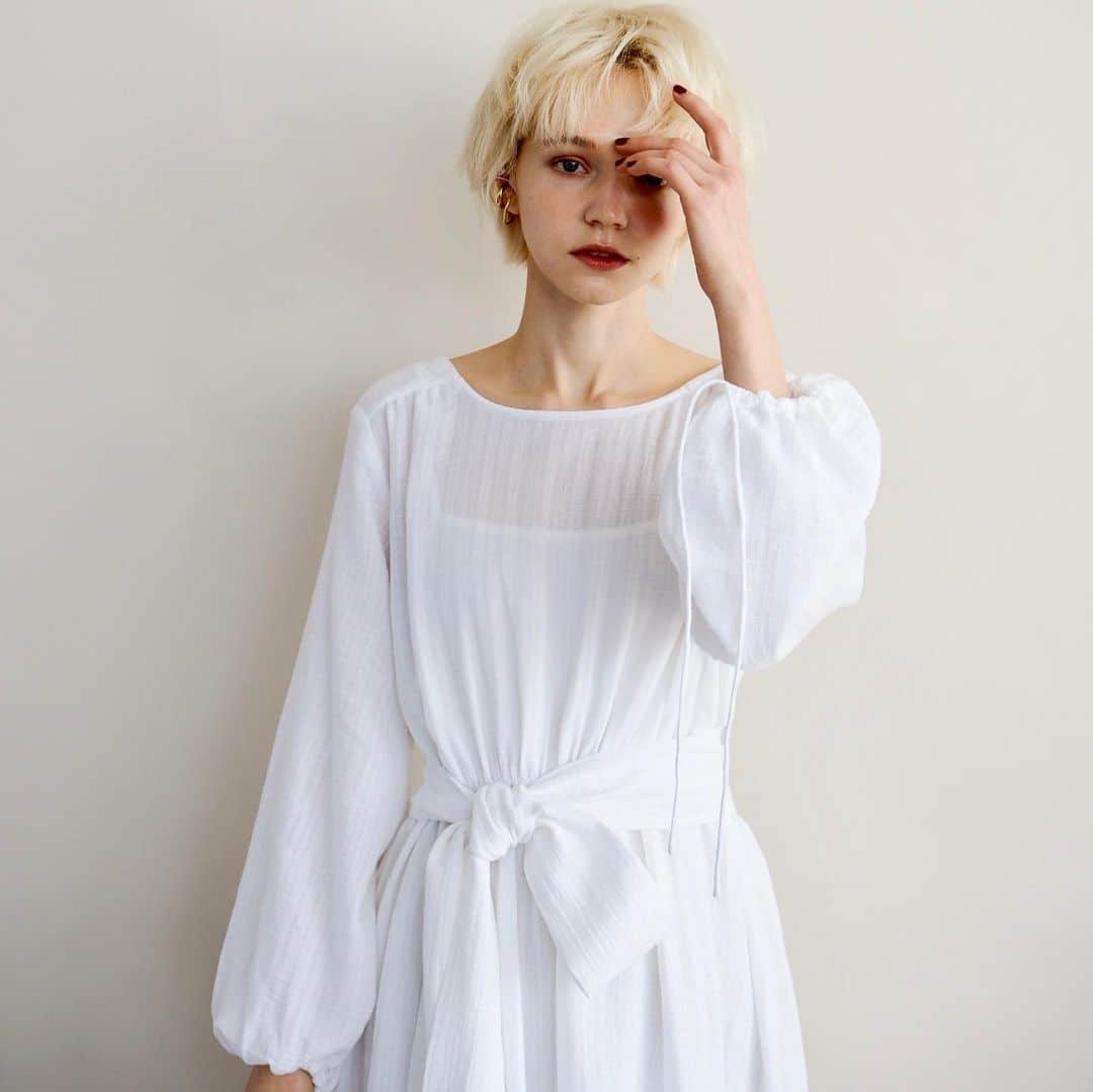 ETRÉ TOKYOさんのインスタグラム写真 - (ETRÉ TOKYOInstagram)「・ 【New Arrival】 #オープンバックドレス Beige/White/Black ¥25,000+tax . オンラインストアと 各店舗 @etretokyo_store にて発売中. プロフィールTOPのURLよりご覧下さい. . #etretokyo #etre #mydaysmyetre #etretokyostore #onepiece  #エトレトウキョウ #エトレ #ワンピース #オープンバック #カジュアル #大人カジュアル」6月1日 15時30分 - etretokyo