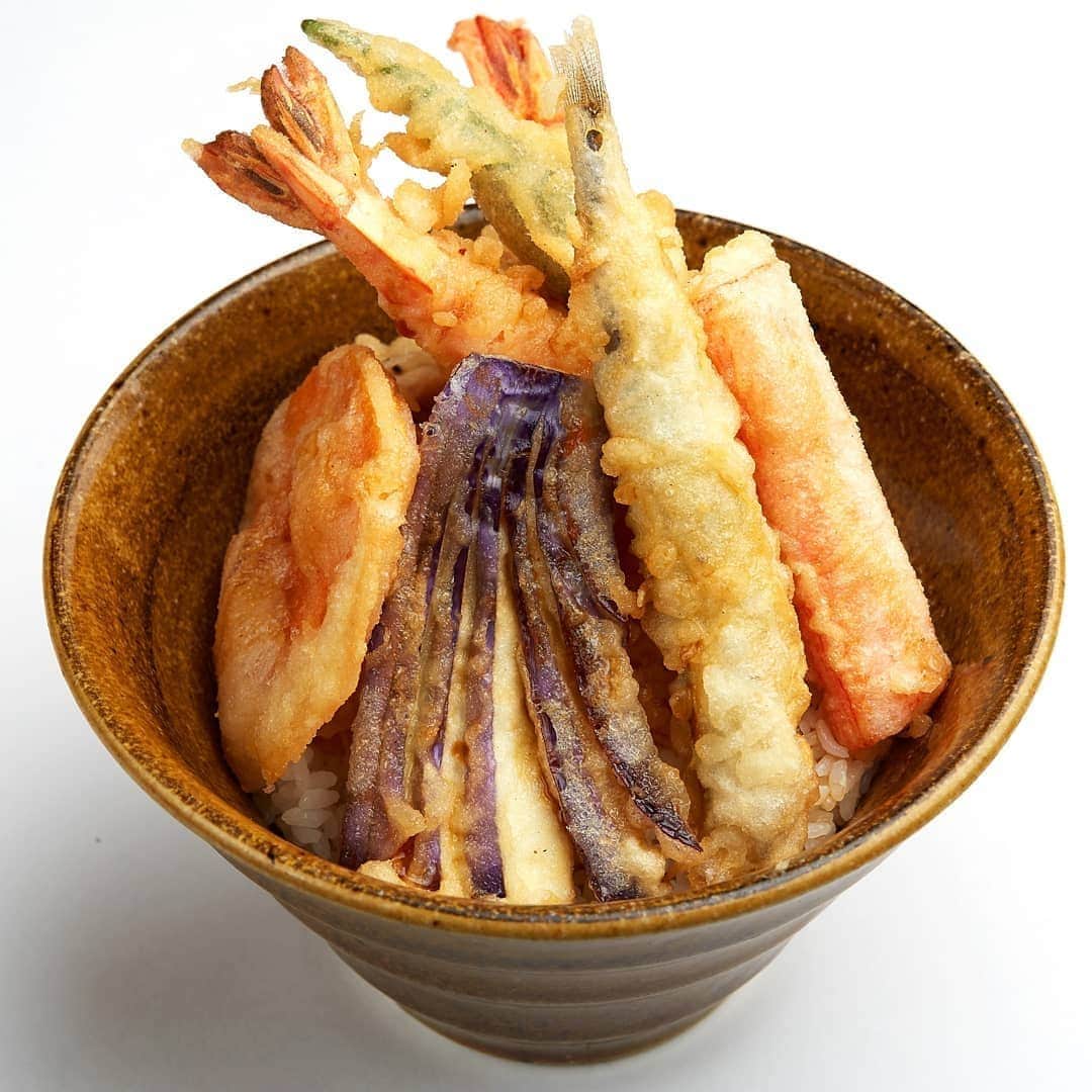 Japan Food Townさんのインスタグラム写真 - (Japan Food TownInstagram)「Tempura is the one of the popular Japanese cuisine. We believe many of you love crispy, juicy tasty tempura.﻿ ﻿ Visit and enjoy authentic Tempura at "Tempura Tsukiji Tenka" in Japan Food Town! Selected ingredients and preparation also, the skill and experience to make Tempura will make you a YUMMY smile!!﻿ ﻿ Select from variety of Tempura and Donburi menu also, you can't miss Kaisendon and fresh Sashimi menu too!!﻿ ﻿ Visit "Tempura Tsukiji Tenka" for your lunch or dinner during weekend shopping around Orchard.﻿ ﻿ ﻿ Japan Food Town is located at 435 Orchard Road, Wisma Atria Unit 04-39/54.﻿ Tempura Tsukiji Tenka is located at Wisma Atria #04-42 in Japan Food Town.﻿ ﻿ ﻿ 日本料理の中でも誰でも知っている天ぷら。みなさんもカリッと揚がってジューシーで熱々の美味しい天ぷらが大好き！と言う方が多いのではないでしょうか。﻿ ﻿ Japan Food Town内の「天ぷら築地天香」でこだわりの本格天ぷらを楽しみませんか！厳選した素材を丁寧に下準備して技術と経験豊かなシェフが揚げてお出しする天ぷらはきっと一口でみなさんを美味しい笑顔にしてくれますよ！﻿ ﻿ 種類の豊富な天丼メニューからお好みの一品を選んで美味しくお召し上がり下さい。そして海鮮好きの方々には色々な海鮮丼、刺身もご用意してみなさまのご来店をお待ちいたしております！﻿ ﻿ 週末のオーチャードでのお買い物の合間のランチやディナーに是非お立ち寄り下さい。﻿ ﻿ ﻿ Japan Food Townは435 Orchard Road, Wisma Atria Unit 04-39/54にあります。﻿ 天ぷら築地天香はJapan Food Town内、Wisma Atria #04-42にあります。﻿ ﻿ ﻿ #tempura #tsukiji #tenka #tendon #ebi #donburi⁣ #japanfoodtown #japanesfood #eatoutsg #sgeat #foodloversg #sgfoodporn #sgfoodsteps #instafoodsg #japanesefoodsg #foodsg #orchard #sgfood #foodstagram #singapore #wismaatria #weekend」6月1日 15時41分 - japanfoodtown