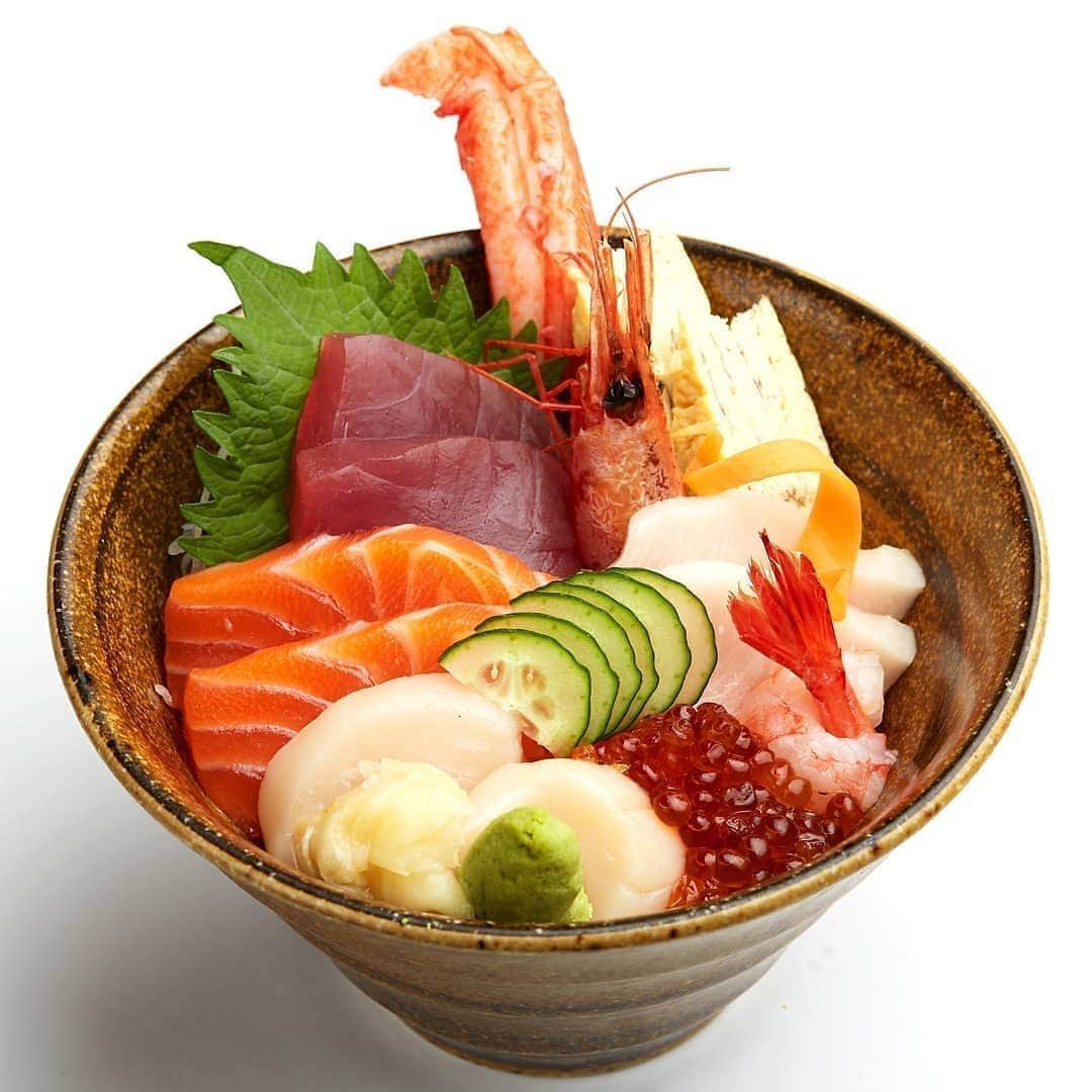 Japan Food Townさんのインスタグラム写真 - (Japan Food TownInstagram)「Tempura is the one of the popular Japanese cuisine. We believe many of you love crispy, juicy tasty tempura.﻿ ﻿ Visit and enjoy authentic Tempura at "Tempura Tsukiji Tenka" in Japan Food Town! Selected ingredients and preparation also, the skill and experience to make Tempura will make you a YUMMY smile!!﻿ ﻿ Select from variety of Tempura and Donburi menu also, you can't miss Kaisendon and fresh Sashimi menu too!!﻿ ﻿ Visit "Tempura Tsukiji Tenka" for your lunch or dinner during weekend shopping around Orchard.﻿ ﻿ ﻿ Japan Food Town is located at 435 Orchard Road, Wisma Atria Unit 04-39/54.﻿ Tempura Tsukiji Tenka is located at Wisma Atria #04-42 in Japan Food Town.﻿ ﻿ ﻿ 日本料理の中でも誰でも知っている天ぷら。みなさんもカリッと揚がってジューシーで熱々の美味しい天ぷらが大好き！と言う方が多いのではないでしょうか。﻿ ﻿ Japan Food Town内の「天ぷら築地天香」でこだわりの本格天ぷらを楽しみませんか！厳選した素材を丁寧に下準備して技術と経験豊かなシェフが揚げてお出しする天ぷらはきっと一口でみなさんを美味しい笑顔にしてくれますよ！﻿ ﻿ 種類の豊富な天丼メニューからお好みの一品を選んで美味しくお召し上がり下さい。そして海鮮好きの方々には色々な海鮮丼、刺身もご用意してみなさまのご来店をお待ちいたしております！﻿ ﻿ 週末のオーチャードでのお買い物の合間のランチやディナーに是非お立ち寄り下さい。﻿ ﻿ ﻿ Japan Food Townは435 Orchard Road, Wisma Atria Unit 04-39/54にあります。﻿ 天ぷら築地天香はJapan Food Town内、Wisma Atria #04-42にあります。﻿ ﻿ ﻿ #tempura #tsukiji #tenka #tendon #ebi #donburi⁣ #japanfoodtown #japanesfood #eatoutsg #sgeat #foodloversg #sgfoodporn #sgfoodsteps #instafoodsg #japanesefoodsg #foodsg #orchard #sgfood #foodstagram #singapore #wismaatria #weekend」6月1日 15時41分 - japanfoodtown
