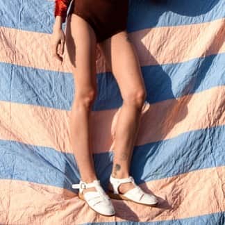 ロサモサさんのインスタグラム写真 - (ロサモサInstagram)「Shake sandals in brisk white on Sofie‘s feet ~ #whitesandals #whiteshoes #whitefashion #whitefashionindo #whitelover #white #summersandals #beachstyle #beach #rosamosa #vienna ~ photo @yasminahaddad  styling @rike_hemedinger_  model @sofieroyer  @castingbuerowien」6月1日 15時37分 - rosamosavienna